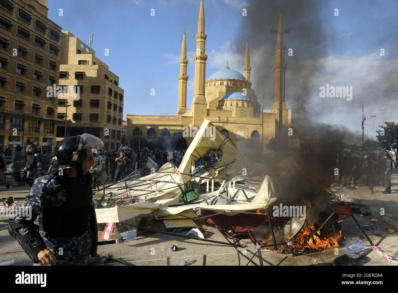 L'esercito e le forze di sicurezza libanesi contengono scontri tra dimostranti e contromanifestanti da parte di sostenitori pro-iraniani Hezbollah che hanno attaccato i manifestanti nel centro della capitale Beirut durante il 13° giorno di proteste anti-governative, decine di riotatori sono scesi in piazza Riad al-Solh vicino al quartier generale del governo a Beirut, dove attaccarono i manifestanti, tormentarono le tende, e si aggredirono le bandiere che invocavano la "rievoluzione". L'attacco senza precedenti sul sito principale del movimento di protesta della capitale, in gran parte pacifico, ha costretto l'esercito e la polizia antisommossa a dispiegare in massa per contenere la violenza Foto Stock