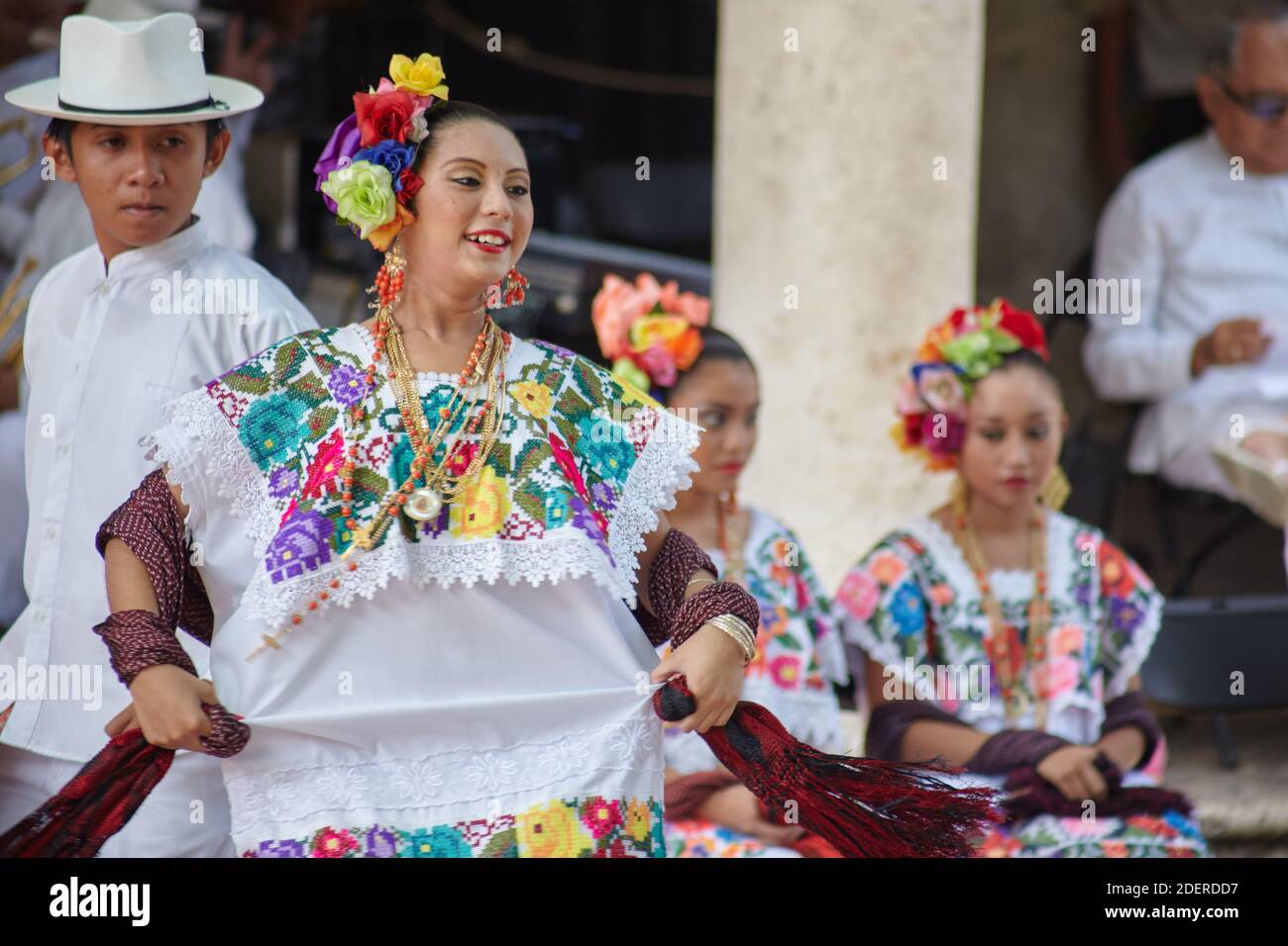 Merida, Yucatan/Messico-Ottobre 2011: Giovani ballerini che si esibiscono al festival cittadino da vicino Foto Stock