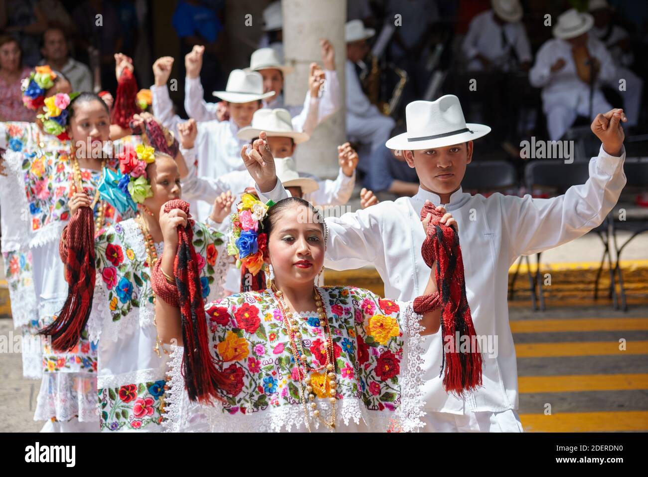 Merida, Yucatan/Messico-Ottobre 2011: Giovani ballerini che eseguono jarana (danza tradizionale) al festival cittadino Foto Stock