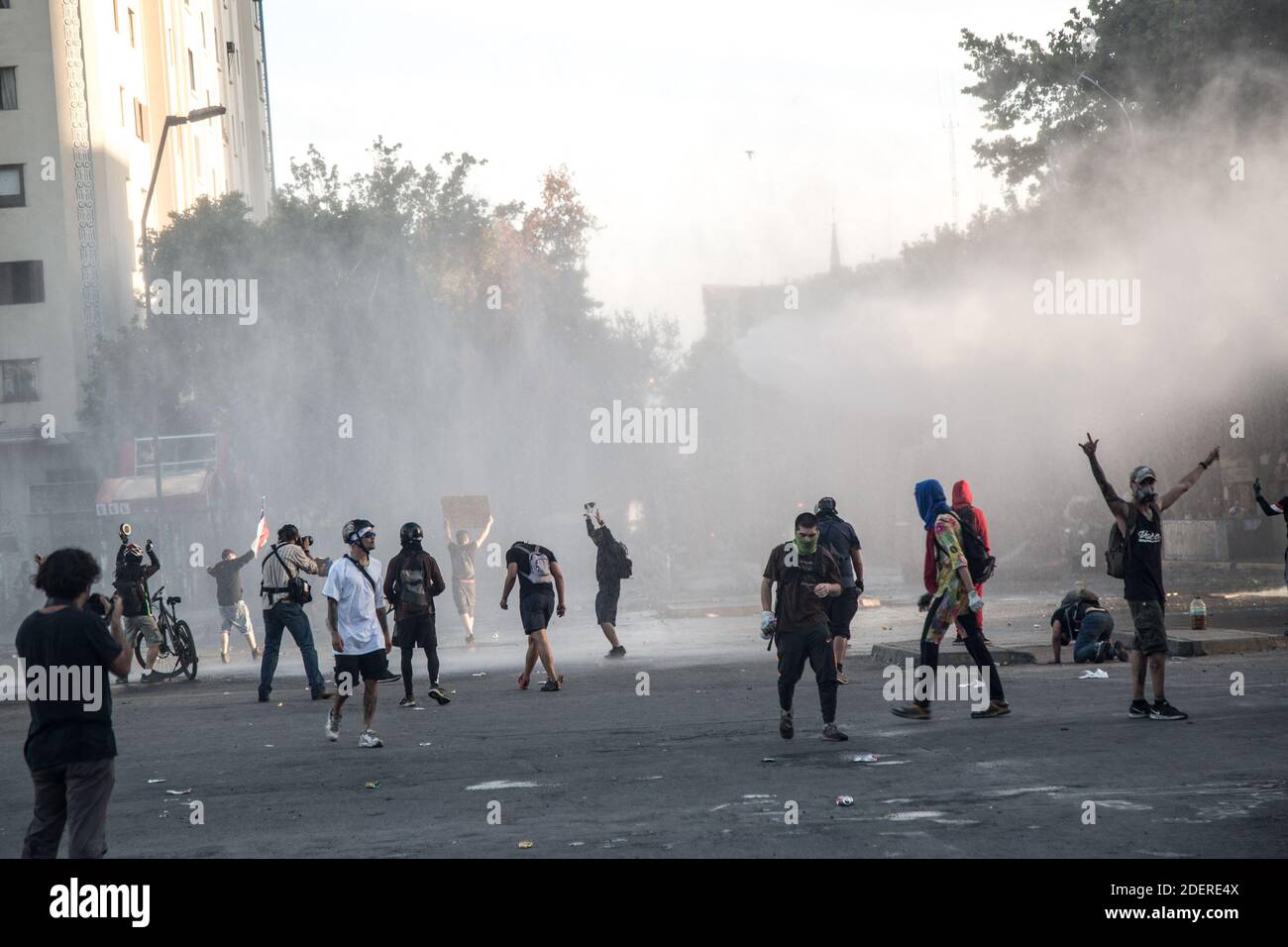 Manifestanti a Plaza Baquedano, durante il quattordicesimo giorno di proteste a livello nazionale, a Santiago, Cile, il 1° novembre 2019. Il governo del presidente Pinera ha annunciato misure per migliorare la disuguaglianza sociale. Tra le manifestazioni di protesta si annoverano i problemi sanitari, il sistema pensionistico, la privatizzazione dell'acqua, i trasporti pubblici, l'istruzione, la mobilità sociale e la corruzione. Foto di Fabien Dupuoux/ABACAPRESS.COM Foto Stock