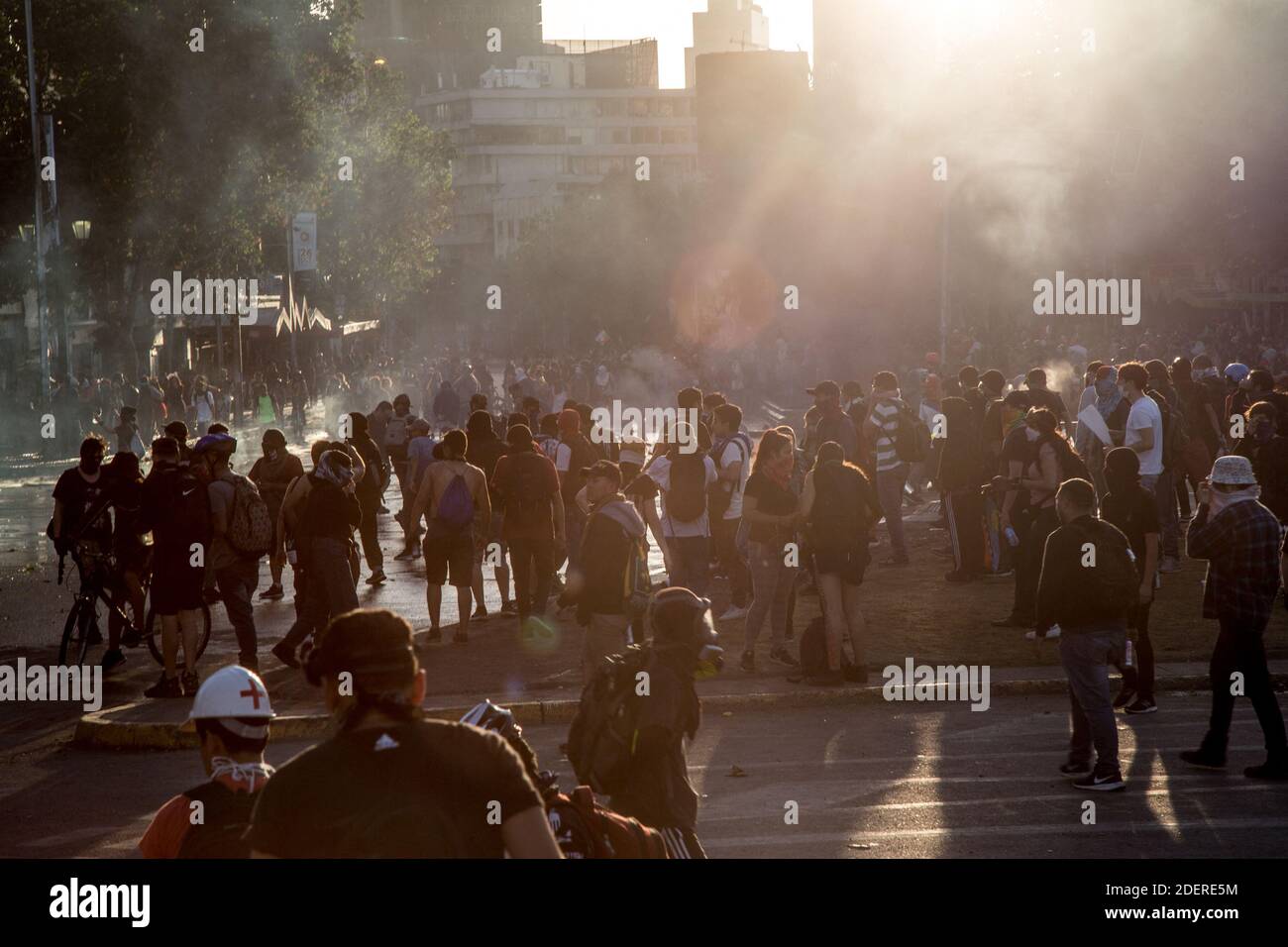 Manifestanti a Plaza Baquedano, durante il quattordicesimo giorno di proteste a livello nazionale, a Santiago, Cile, il 1° novembre 2019. Il governo del presidente Pinera ha annunciato misure per migliorare la disuguaglianza sociale. Tra le manifestazioni di protesta si annoverano i problemi sanitari, il sistema pensionistico, la privatizzazione dell'acqua, i trasporti pubblici, l'istruzione, la mobilità sociale e la corruzione. Foto di Fabien Dupuoux/ABACAPRESS.COM Foto Stock