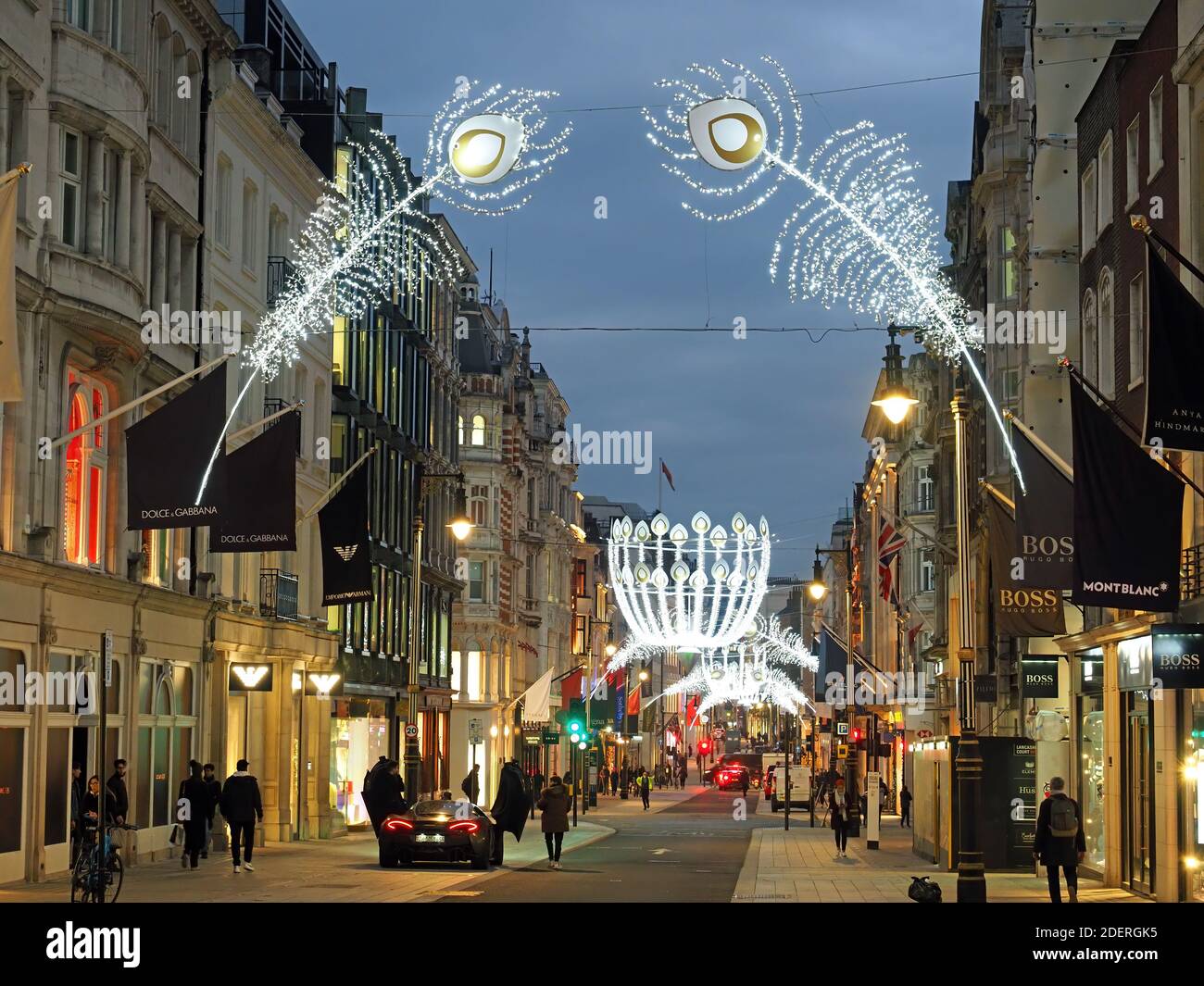 Vista guardando in su le decorazioni di Natale in New Bond Street nella città di Londra 2020 Foto Stock