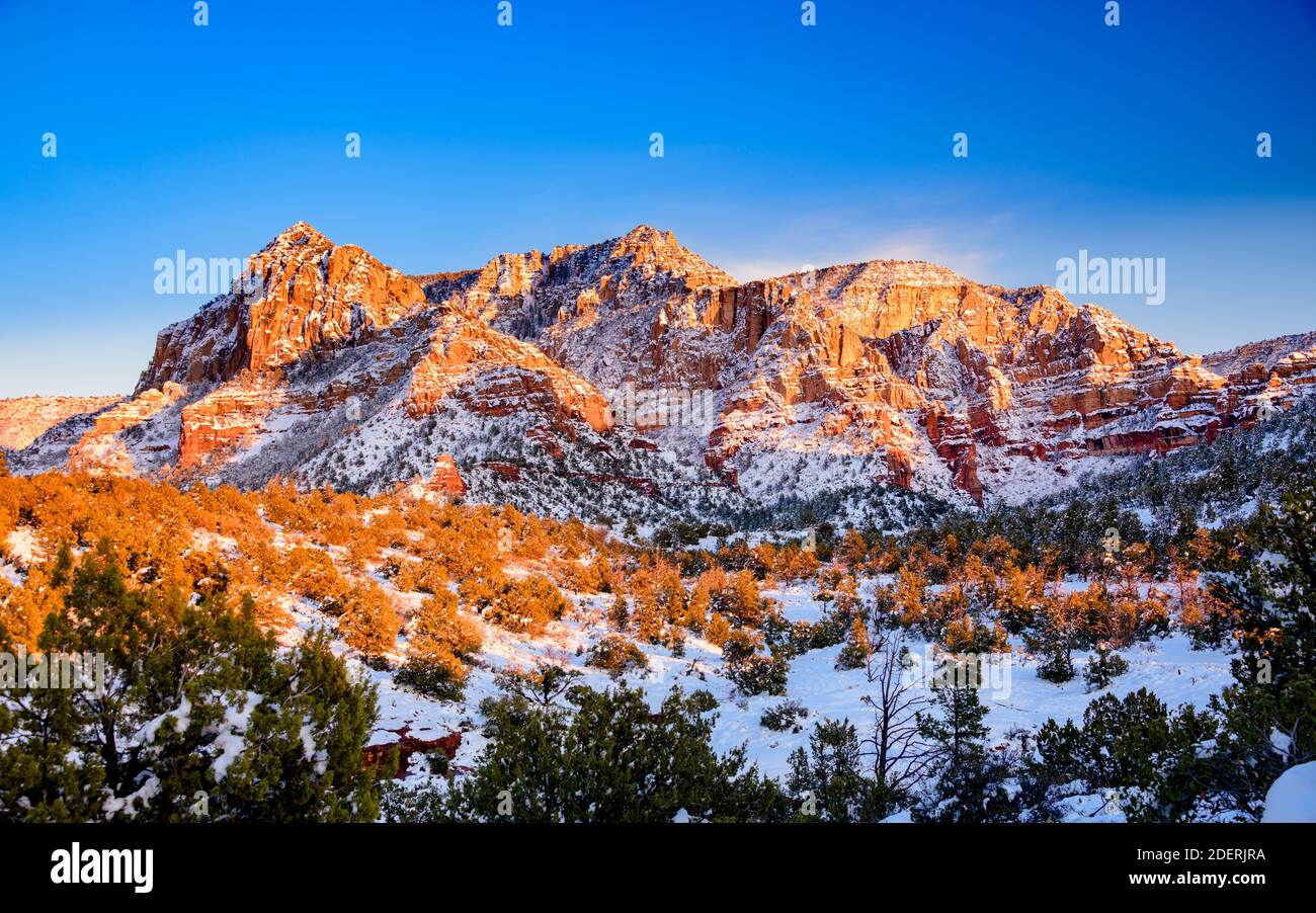 Le montagne invernali di Sedona al tramonto, Arizona, USA. Foto Stock