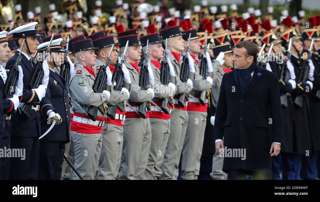 Il presidente francese Emmanuel Macron esamina le truppe in occasione dell'inaugurazione ufficiale del 'Monument aux morts pour la France en Operations exterieures' (OPEX) dell'artista francese Stephane Vigny il 11 novembre 2019 nel giardino Eugenie-Djendi di Parigi, Come parte delle commemorazioni che segnano il 101esimo anniversario dell'armistizio del 11 novembre 1918, che termina la prima guerra mondiale. Foto di Ludovic MARIN/Pool/ABACAPRESS.COM Foto Stock