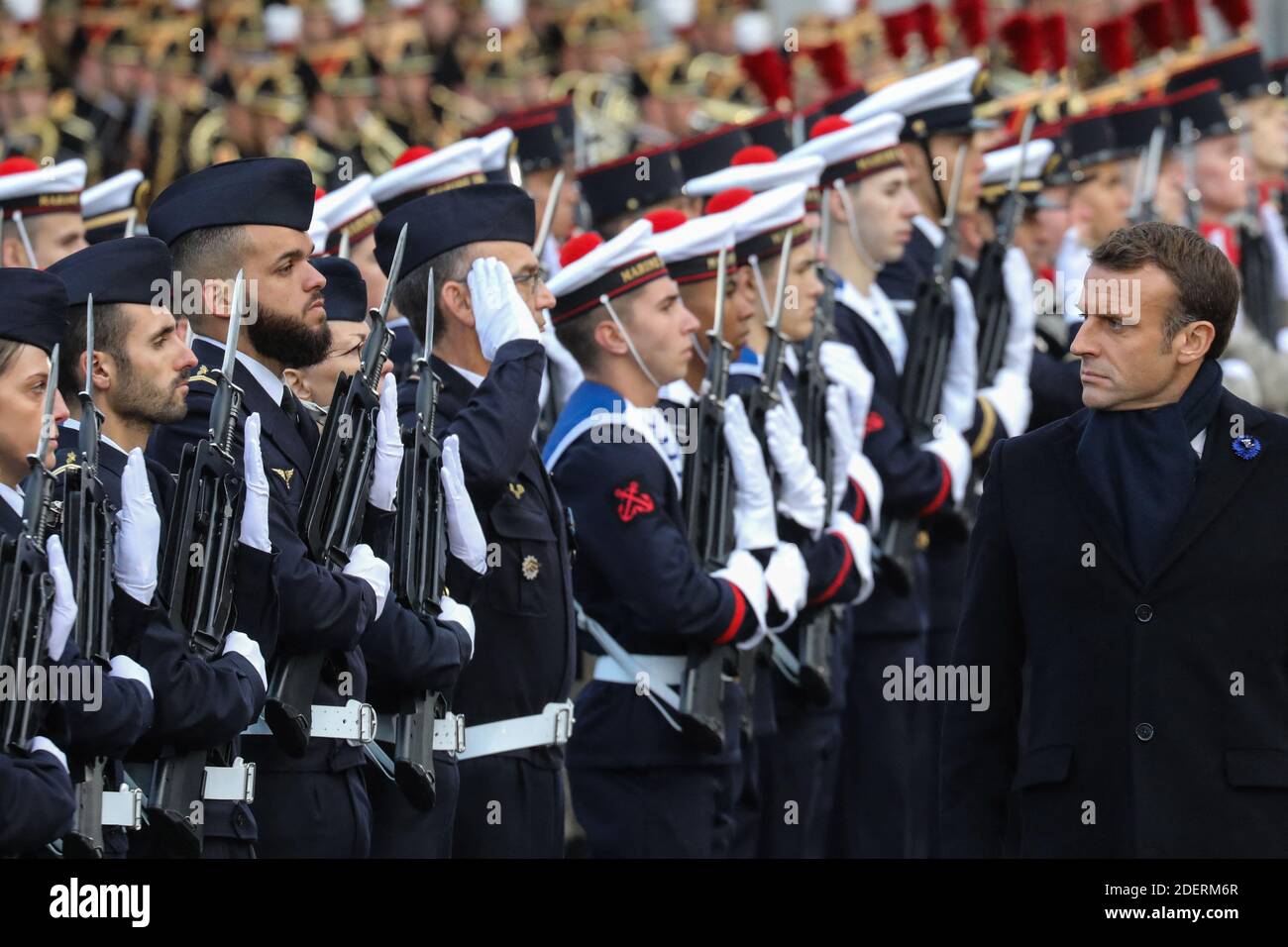 Il presidente francese Emmanuel Macron esamina le truppe in occasione dell'inaugurazione ufficiale del 'Monument aux morts pour la France en Operations exterieures' (OPEX) dell'artista francese Stephane Vigny il 11 novembre 2019 nel giardino Eugenie-Djendi di Parigi, Come parte delle commemorazioni che segnano il 101esimo anniversario dell'armistizio del 11 novembre 1918, che termina la prima guerra mondiale. Foto di Ludovic MARIN/Pool/ABACAPRESS.COM Foto Stock