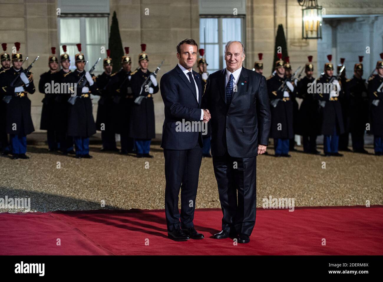Il presidente francese Emmanuel Macron saluta il principe Shah Karim al Hussaini Aga Khan IV prima di una cena con i partecipanti al Forum della Pace di Parigi presso l'Elysee Palace, a Parigi, il 11 novembre 2019. Foto di Eliot Blondt/ABACAPRESS.COM Foto Stock