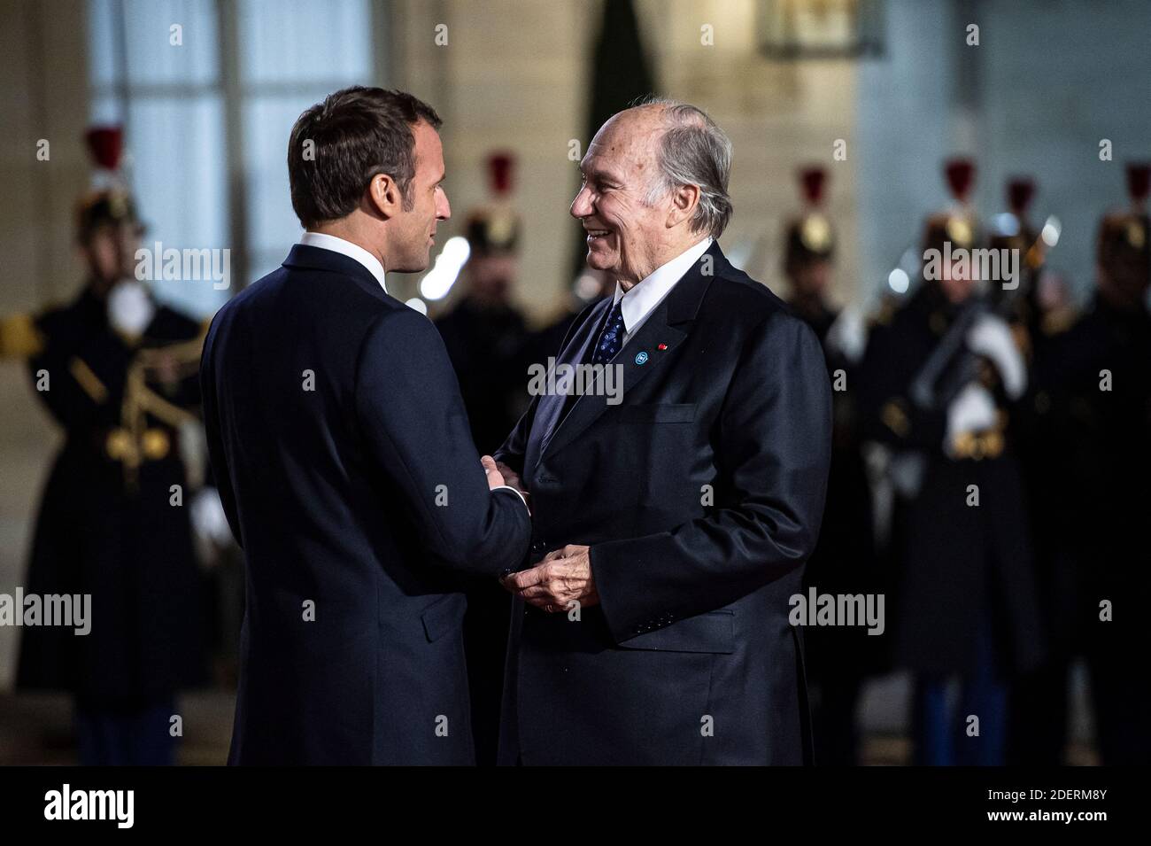 Il presidente francese Emmanuel Macron saluta il principe Shah Karim al Hussaini Aga Khan IV prima di una cena con i partecipanti al Forum della Pace di Parigi presso l'Elysee Palace, a Parigi, il 11 novembre 2019. Foto di Eliot Blondt/ABACAPRESS.COM Foto Stock
