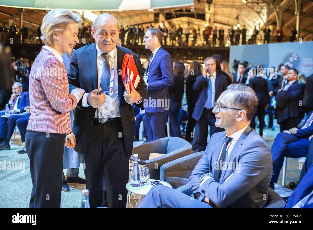 il presidente della Commissione europea Ursula von der Leyen (L) ascolta il ministro degli Esteri francese Jean-Yves le Drian (C) mentre il ministro degli Esteri tedesco Heiko Maas (R) guarda all'inizio del Forum per la pace di Parigi, il 12 novembre 2019 a Parigi, Francia. Foto di Eliot Blondt/ABACAPRESS.COM Foto Stock