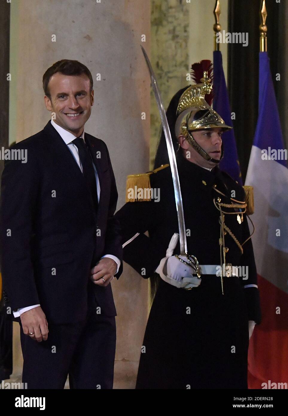 Il presidente francese Emmanuel Macron saluta la squadra femminile francese di tennis mentre arrivano al palazzo presidenziale Elysee a Parigi due giorni dopo aver vinto il trofeo della Fed Cup, il 12 novembre 2019. Foto di Christian Liegi/ABACAPRESS.COM Foto Stock