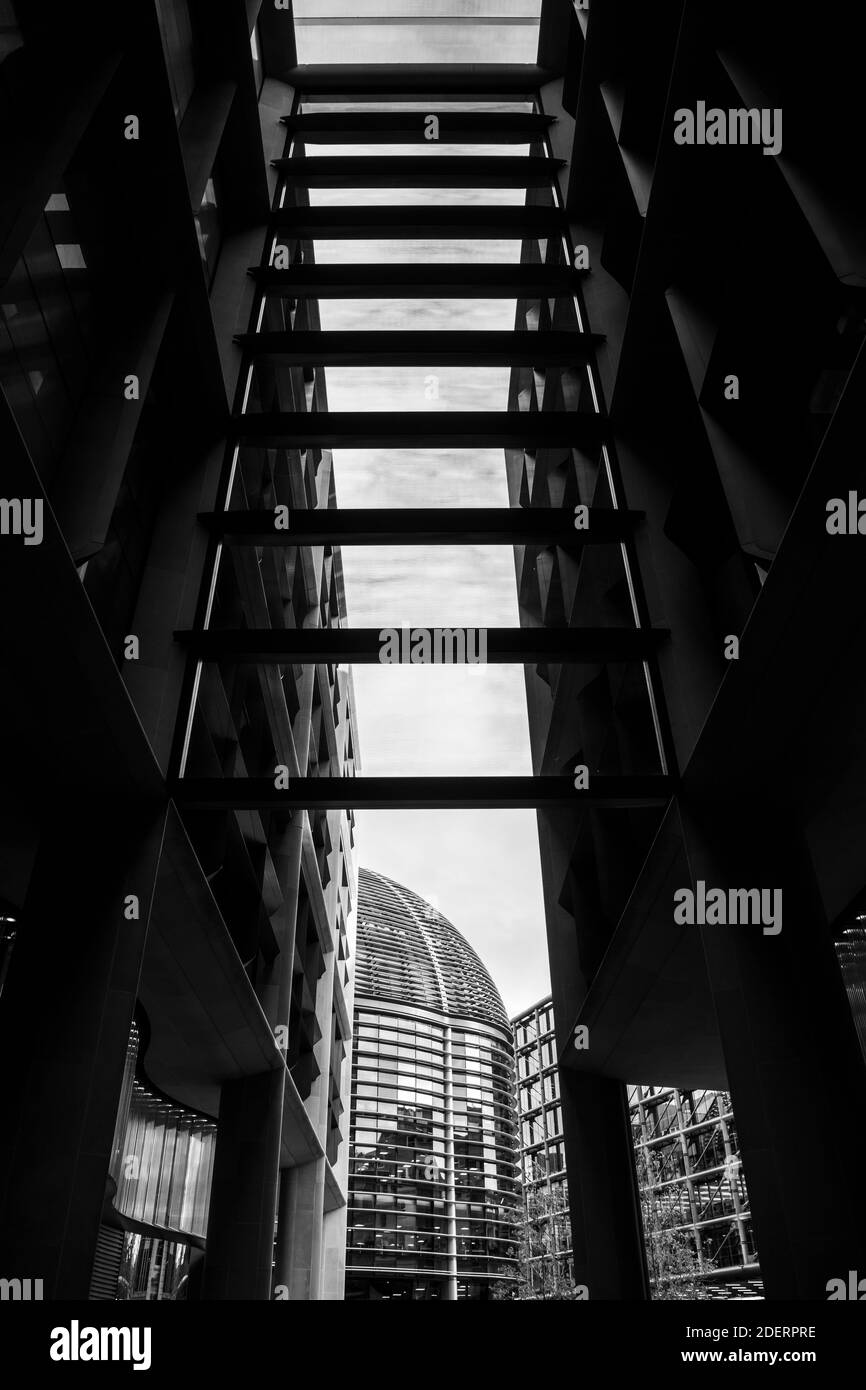 Strada tranquilla nella zona degli affari della City of London durante il blocco Covid-19 presso la tranquilla e deserta Bloomberg Arcade nella pandemia globale Coronavirus arresto in Inghilterra, Europa Foto Stock