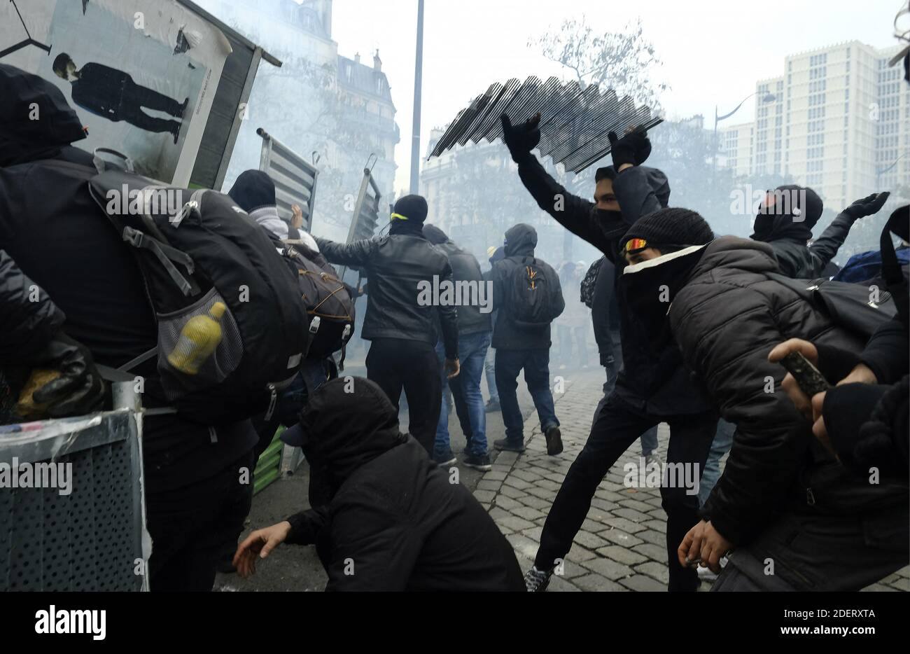 I manifestanti di GILETS Jaunes o giubbotto giallo e Black Bloc si scontrano con la polizia francese in rivolta durante una manifestazione che segna il primo anniversario del movimento "giubbotto giallo" (Gilets jaunes). I manifestanti francesi "giubbotto giallo" stanno pianificando una serie di manifestazioni a livello nazionale questo fine settimana per dimostrare al governo che possono ancora raccogliere il sostegno nel primo anniversario del loro movimento. I numeri che hanno partecipato alle proteste e ai livelli di violenza sono drasticamente diminuiti negli ultimi mesi dall'apice del movimento, iniziato il 17 novembre dello scorso anno con una gigantesca protesta di Parigi che ha attirato quasi 300 persone, Foto Stock