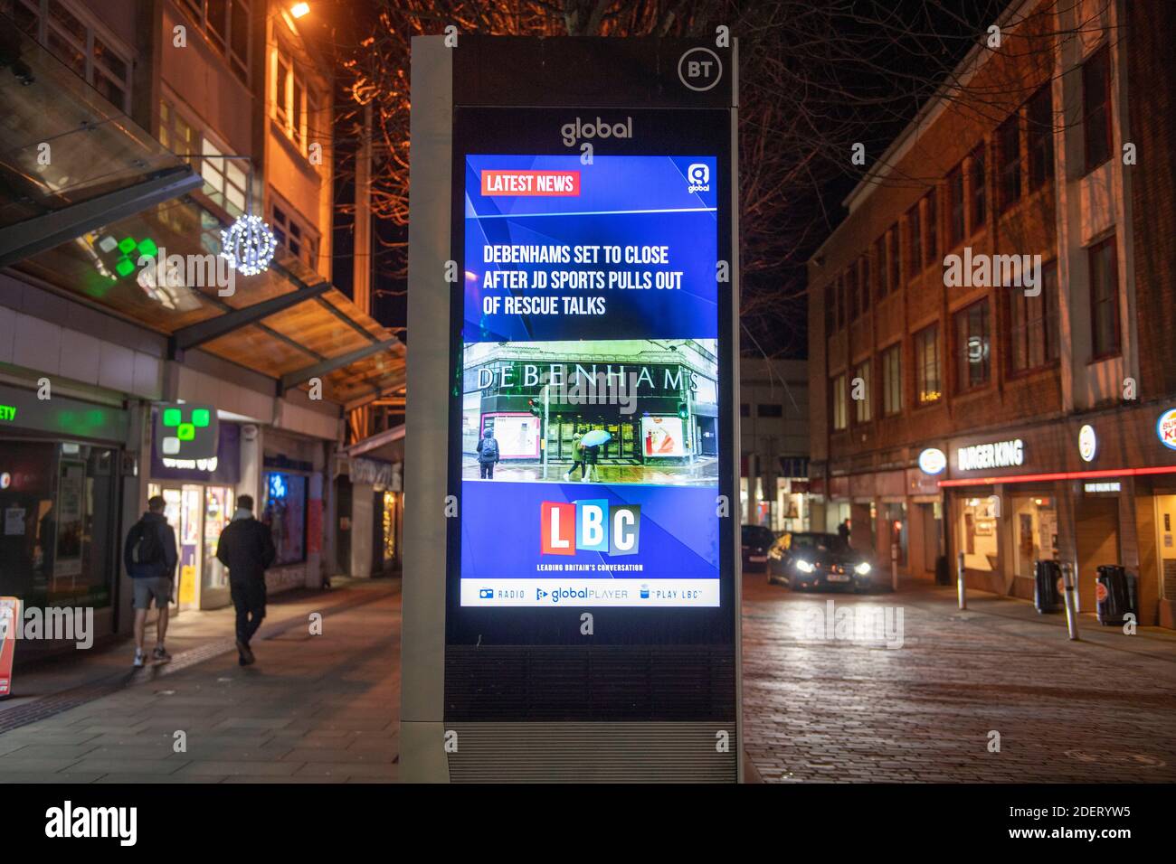 Swansea, Regno Unito. 01 dicembre 2020. Gli schermi di notizie nel centro della città di Swansea, nel Galles del Sud, hanno comunicato la notizia che Debenhams sta per chiudere mettendo a rischio 12,000 posti di lavoro. Credit: Phil Rees/Alamy Live News Foto Stock