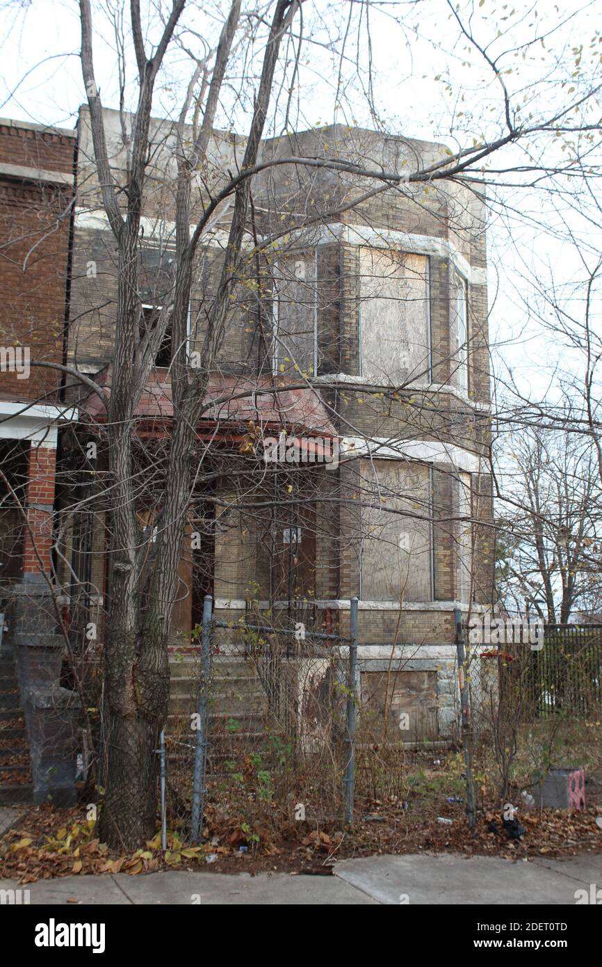 Abbandonato e imbarcato su due piani in mattoni a Englewood, nel sud di Chicago Laterale Foto Stock