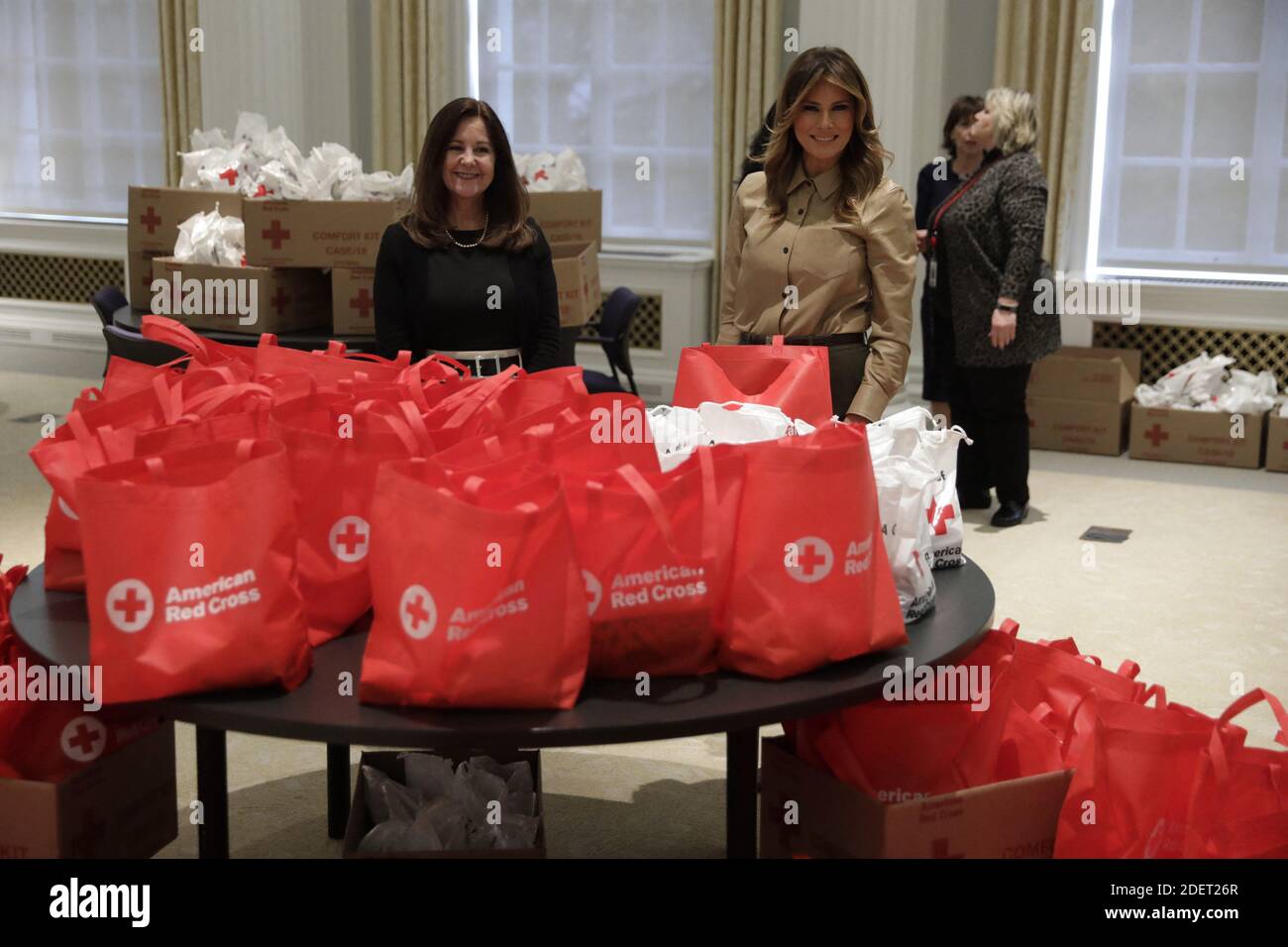 La First Lady Melania Trump degli Stati Uniti e la Second Lady Karen Pence partecipano ai servizi della Croce Rossa alle forze armate di Washington il 20 novembre 2019. Foto di Yuri Grippas/ABACAPRESS.COM Foto Stock