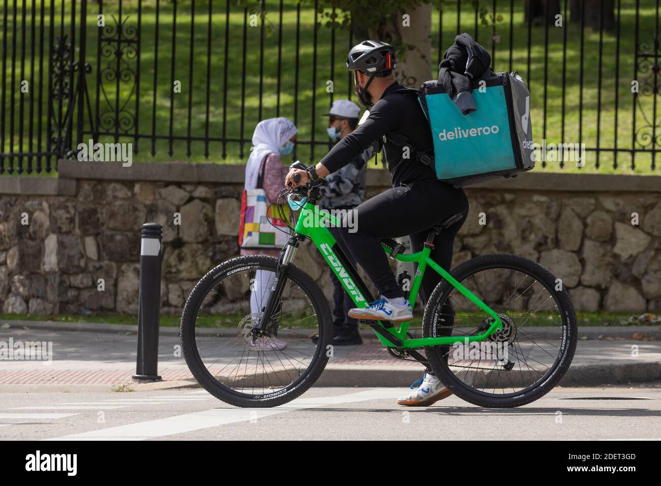 Madrid, Spagna - 26 settembre 2020: Consegna persone dalla casa di consegna, Deliveroo, lavorando per le strade di Madrid, la consegna di cibo a rush hou Foto Stock