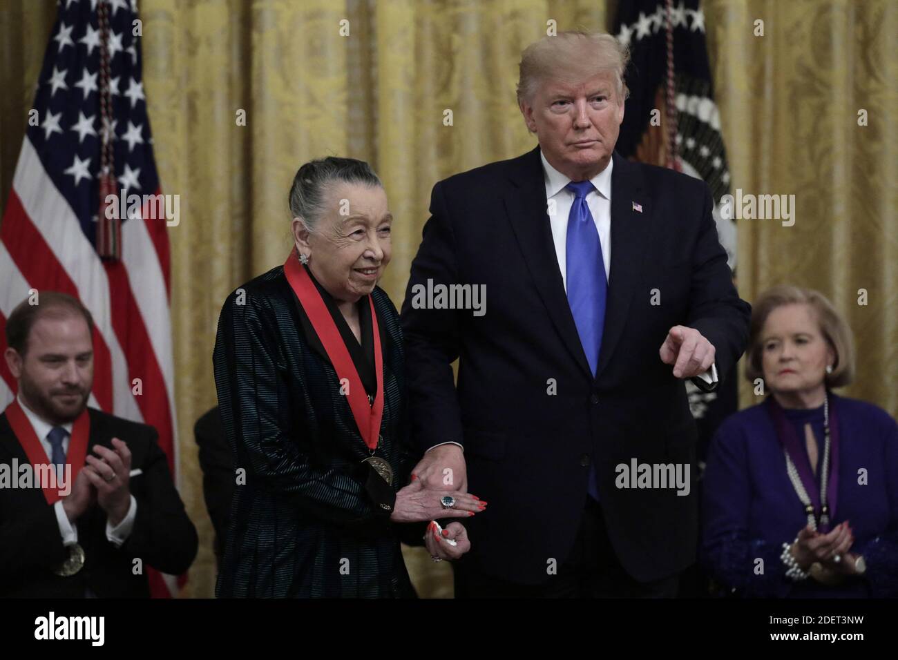 Il Presidente degli Stati Uniti Donald Trump premia la Medaglia Nazionale per le Scienze umanistiche a Teresa Lozano Long nella Sala Est della Casa Bianca a Washington il 21 novembre 2019. Foto di Yuri Grippas/ABACAPRESS.COM Foto Stock