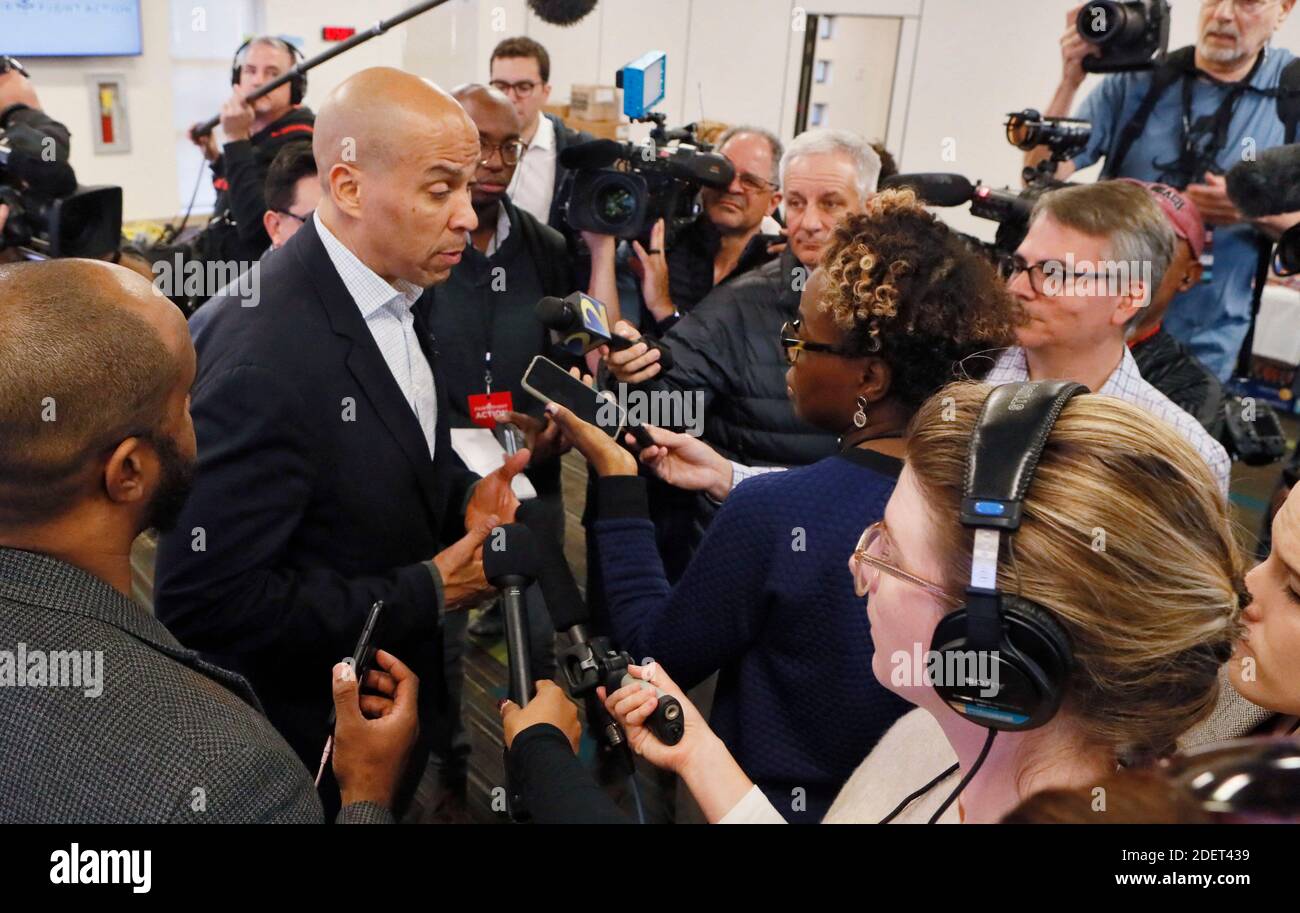 NESSUN FILM, NESSUN VIDEO, NESSUNA TV, NESSUN DOCUMENTARIO - Cory Booker incontra la stampa dopo aver lavorato alla banca telefonica il 21 novembre 2019 ad Atlanta, GA, USA. I candidati presidenziali democratici, tra cui Cory Booker, Amy Klobouchar, Andrew Yang e Pete Buttigieg, insieme a Stacey Abrahms, stavano chiamando e inviando messaggi agli elettori giovedì le cui registrazioni potevano essere annullate in Georgia presso una banca telefonica Fair Fight presso la Chiesa Battista di Ebenezer ad Atlanta. La banca telefonica era in risposta al piano dei funzionari delle elezioni della Georgia di annullare più di 313,000 registrazioni elettorali il mese prossimo. Foto di Bob Andres/Atlanta Journal Foto Stock