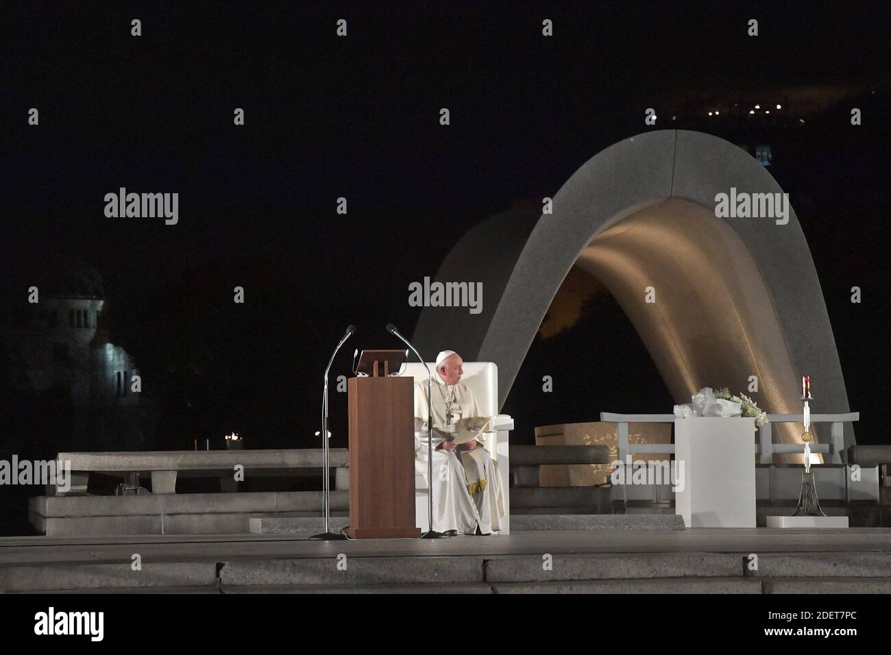 Papa Francesco visita il Peace Memorial Park in memoria di coloro che sono stati uccisi durante i bombardamenti atomici del 1945 il secondo giorno di una visita papale di quattro giorni in Giappone, il 24 novembre 2019 a Hiroshima, Giappone. A sinistra: Le rovine della Sala Prefetturale di promozione industriale di Hiroshima (sfondo), ora comunemente conosciuta come la cupola della bomba atomica. Francesco ha fatto saltare la fine dei trattati sul controllo delle armi. Foto di ABACAPRESS.COM Foto Stock