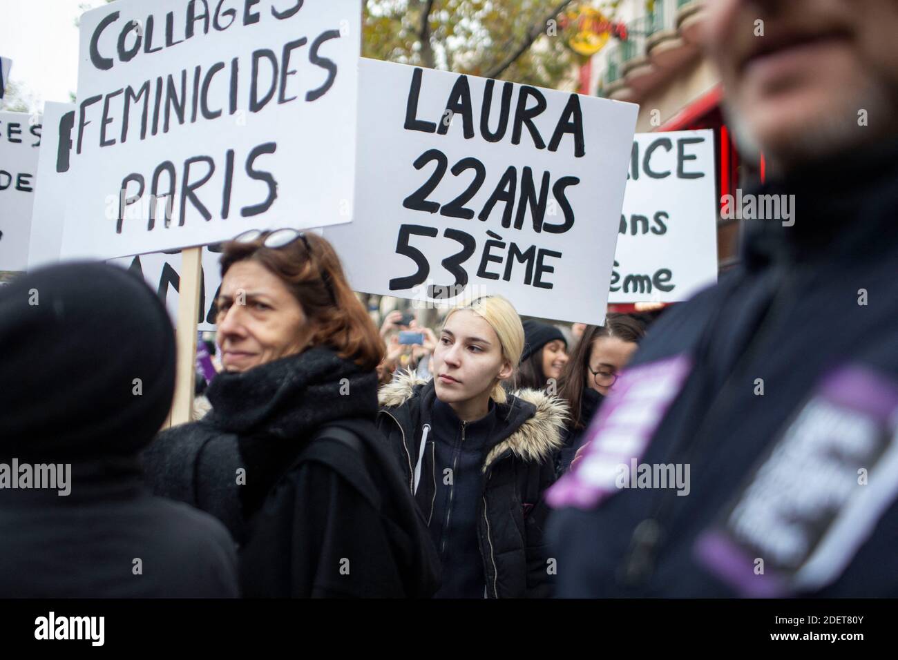 Migliaia di persone si sono radunate a Parigi sabato per cercare di porre fine alla violenza di genere e al femminicidio in un paese in cui quest'anno almeno 116 donne sono state uccise da partner attuali o ex, scatenando l'oltraggio nazionale. Processione del gruppo ' collages femminicidi paris ' Paris, Francia, il 23 novembre 2019. Foto di Axelle De russe/ABACAPRESS.COM Foto Stock