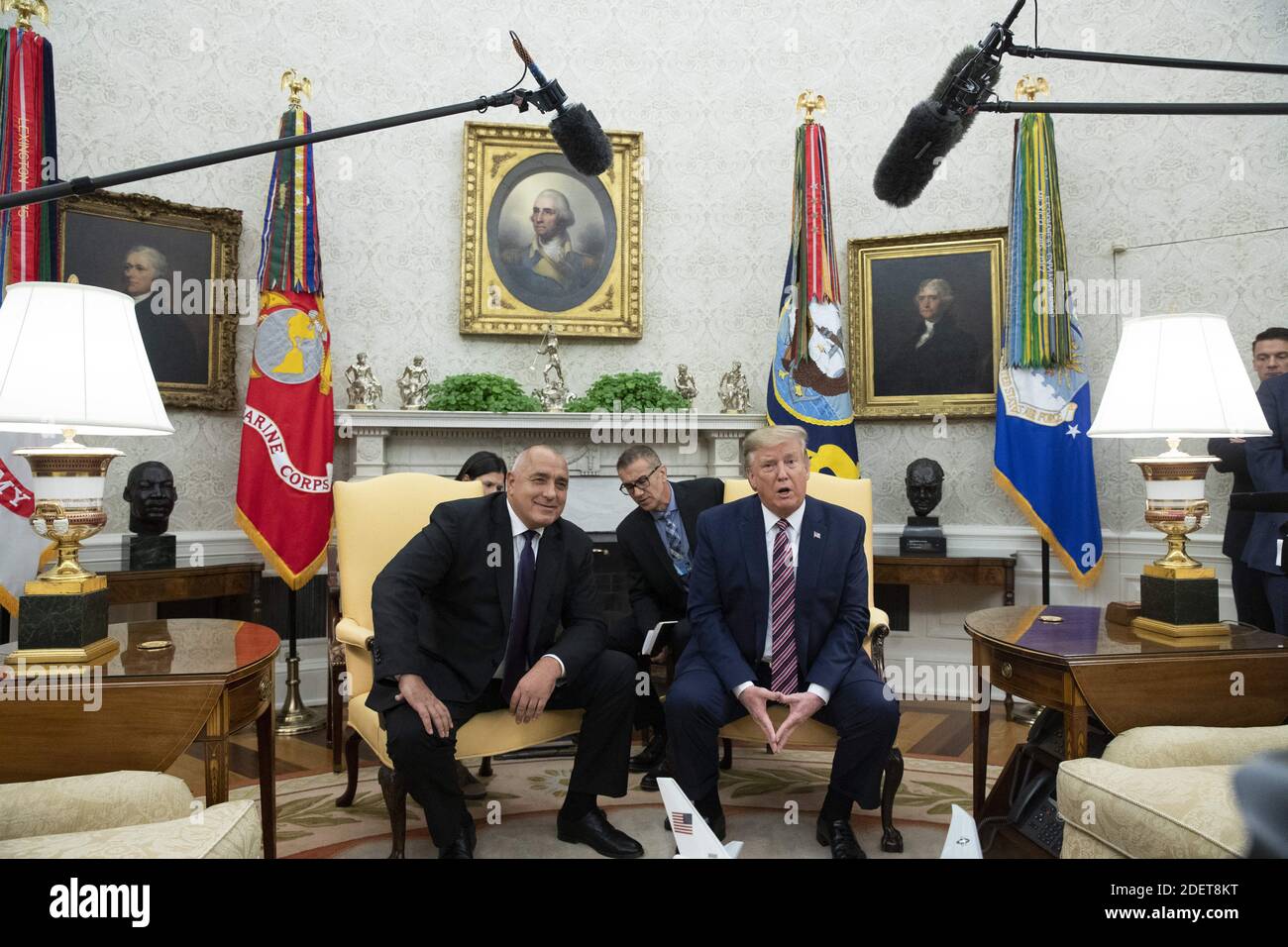 Il presidente DEGLI STATI UNITI Donald J. Trump (R) e il primo ministro della Bulgaria Boyko Borisov (L) hanno espresso le loro osservazioni ai membri dei media durante il loro incontro presso l'Ufficio ovale della Casa Bianca a Washington, DC, USA, 25 novembre 2019. Trump ospita Borisov per discutere la sicurezza tra gli alleati della NATO e la stabilità nella regione del Mar Nero. Foto di Michael Reynolds/piscina/ABACAPRESS.COM Foto Stock