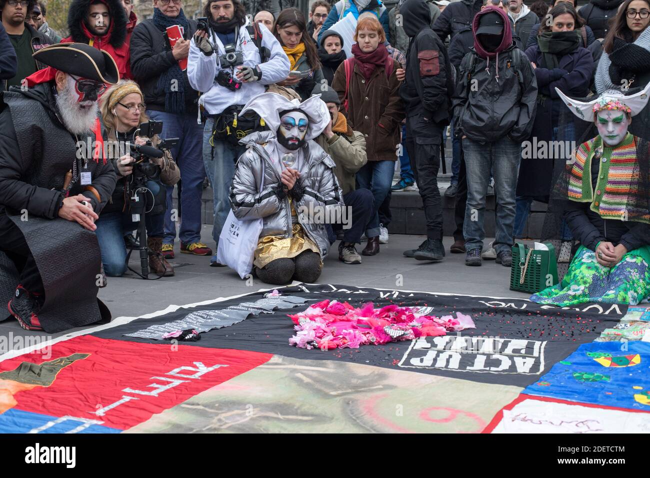 Act Up-Paris si riuniscono attivisti a Place de la Republique per la Giornata Mondiale contro l'AIDS a Parigi, in Francia. 1° dicembre 2019. Foto di Danielle Aspis/ABACAPRESS.COM Foto Stock