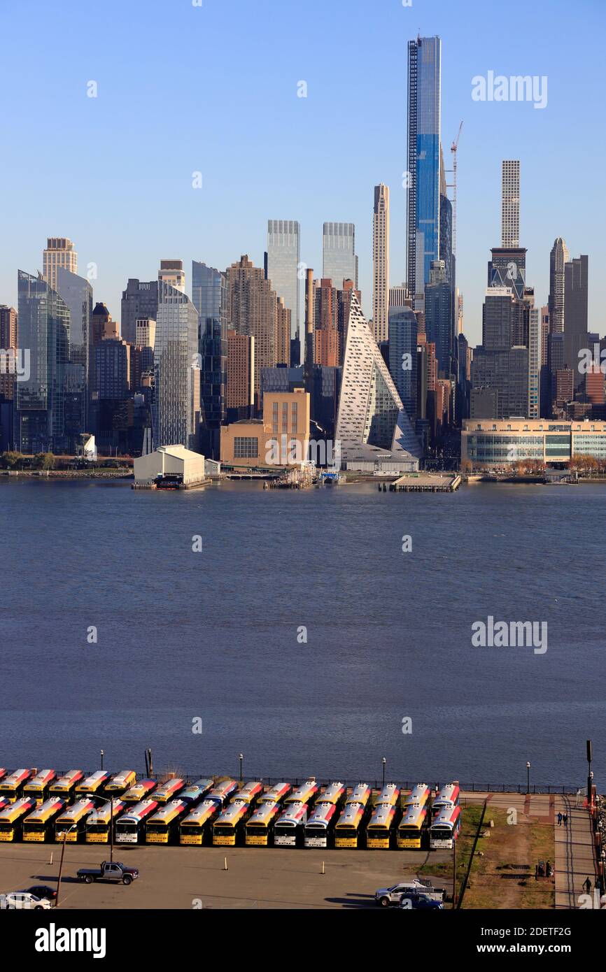 Skyline di Midtown Manhattan con 432 Park Avenue, l'edificio più alto appartamento edificio nel mondo con il fiume Hudson in primo piano Da Weehawken.New Jersey.USA Foto Stock