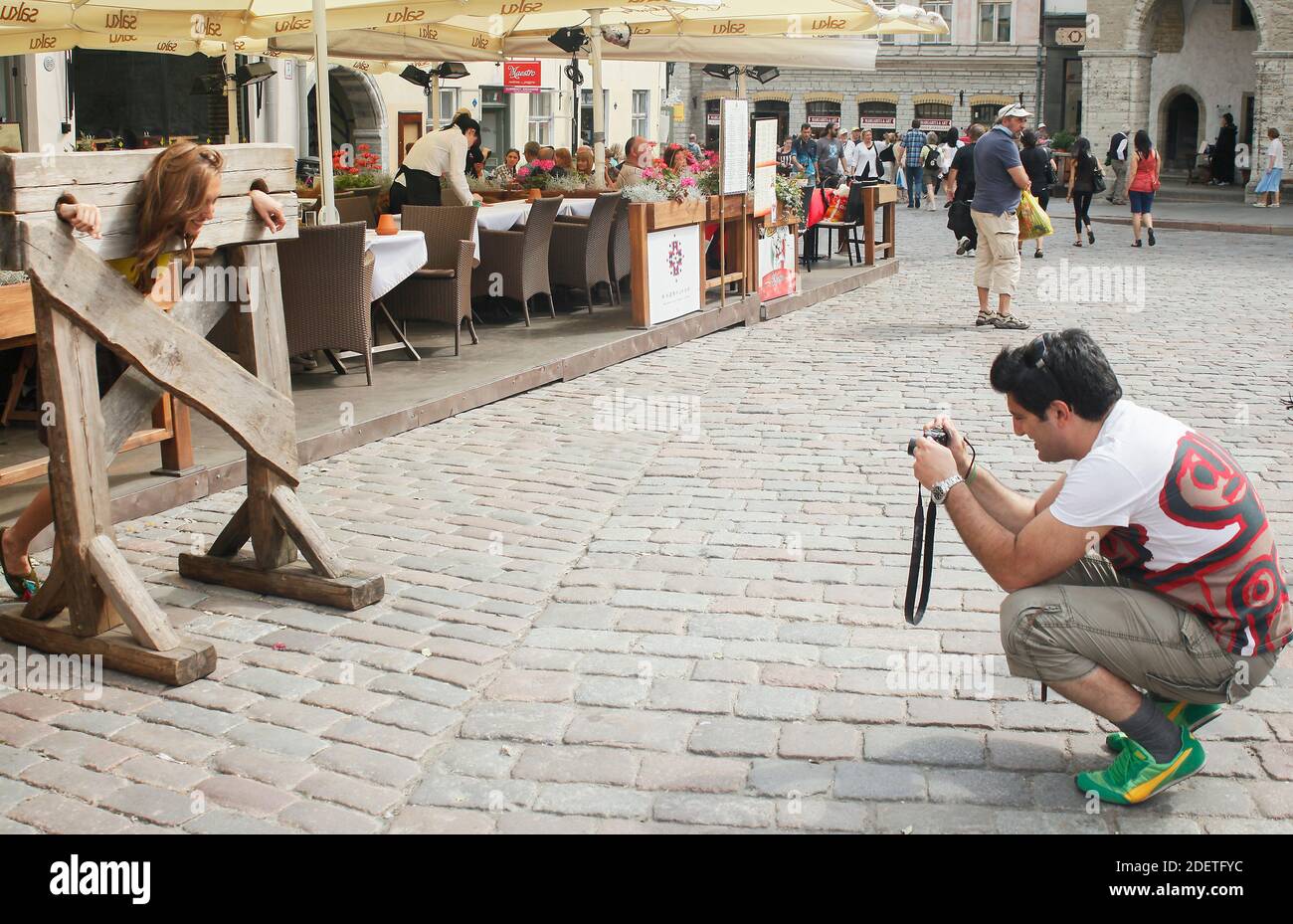 L'uomo fotografa la donna in una sacchetta medievale, Tallinn, Estonia, Europa Foto Stock