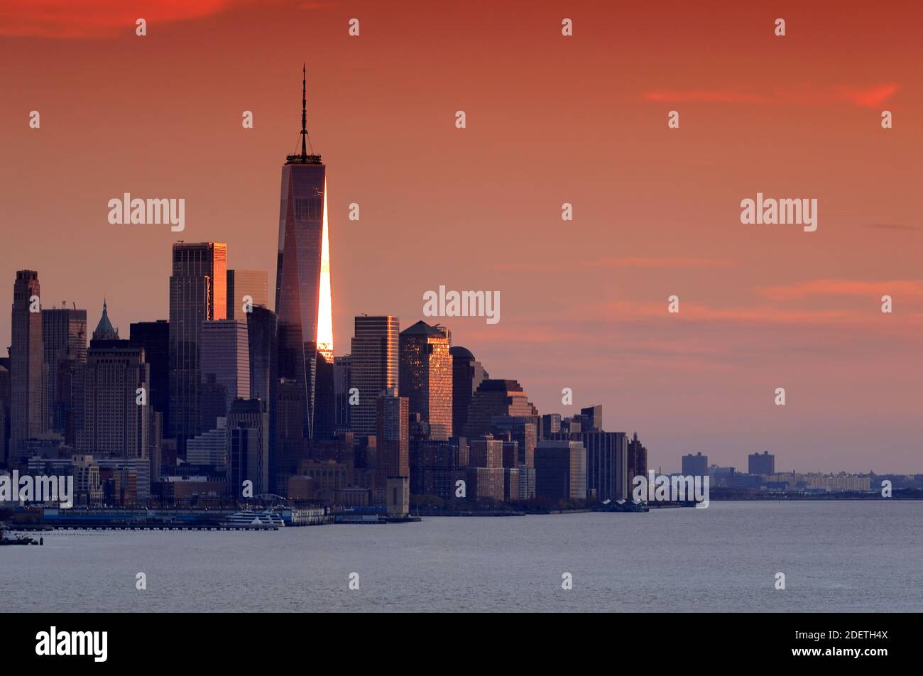 Skyline di Lower Manhattan di New York City e One World Trade Center, nota anche come Freedom Tower, con il fiume Hudson in primo piano prima del tramonto. New York City. Foto Stock