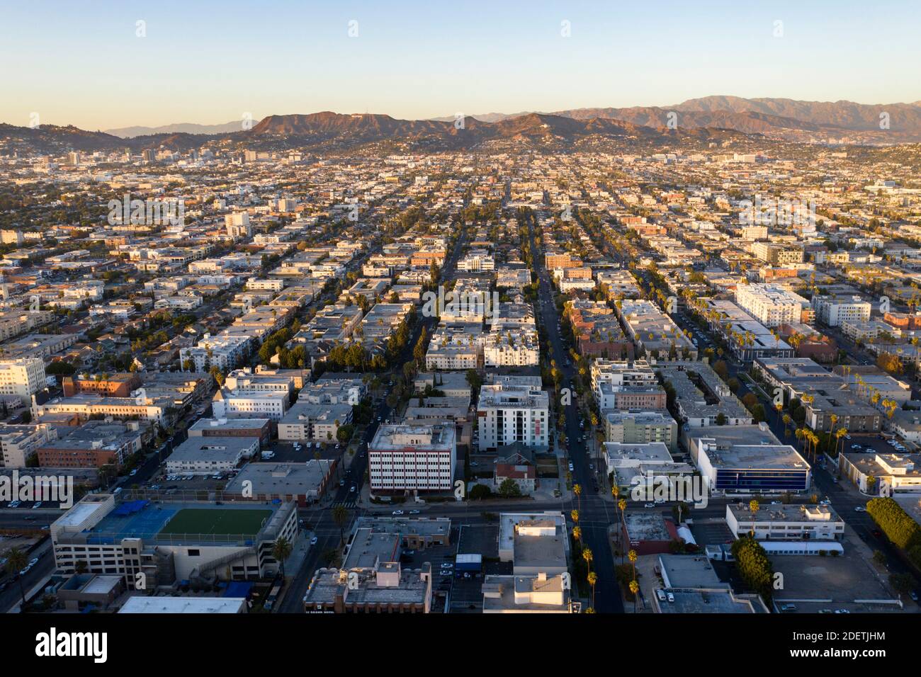 Vista aerea del centro urbano di Los Angeles che guarda oltre Città verso Hollywood Foto Stock