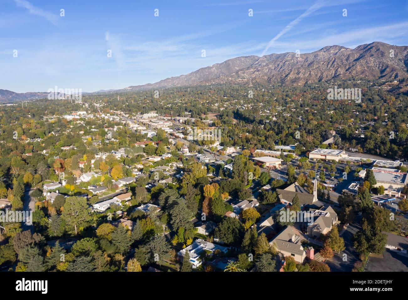 Vista aerea di la Canada Flintridge ai piedi del Le montagne di San Gabriel della California Foto Stock