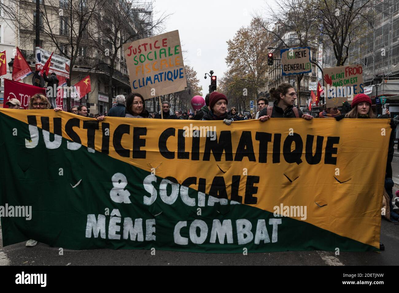 I manifestanti si riuniscono vicino alla Gare de l'Est per iniziare la protesta nell'ambito di uno sciopero generale nazionale a Parigi, Francia, 5 dicembre 2019. Le stazioni ferroviarie e metropolitane sono deserte, le scuole chiuse e molti aeromobili si sono radunati in città francesi giovedì, mentre i sindacati del paese hanno organizzato uno sciopero a livello nazionale per costringere il presidente Emmanuel Macron ad abbandonare la riforma pensionistica. Foto di Daniel Derajinski/ABACAPRESS.COM Foto Stock