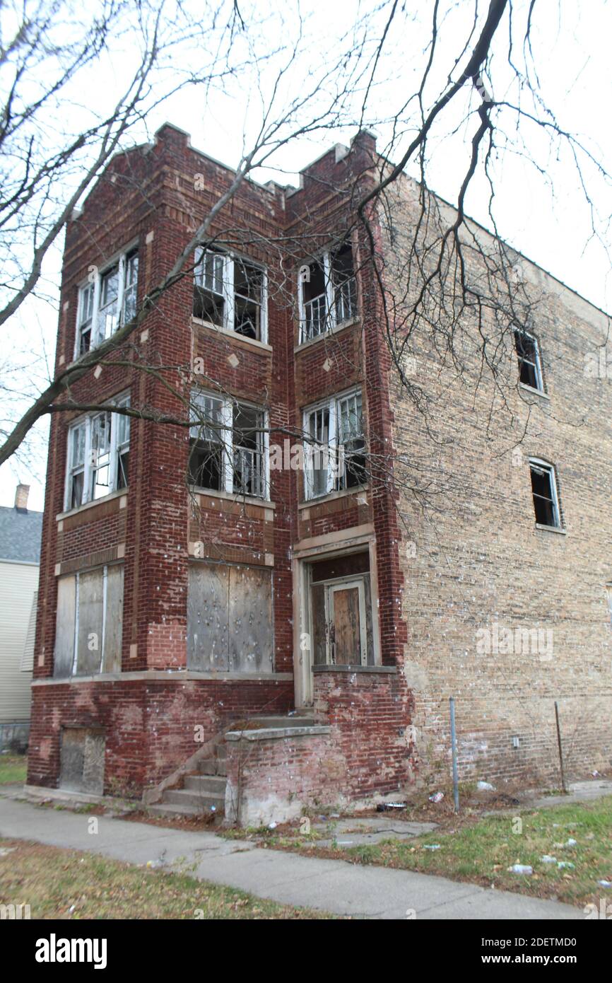 Abbandonato edificio di appartamenti a tre piani in Englewood sul lato Sud di Chicago Foto Stock