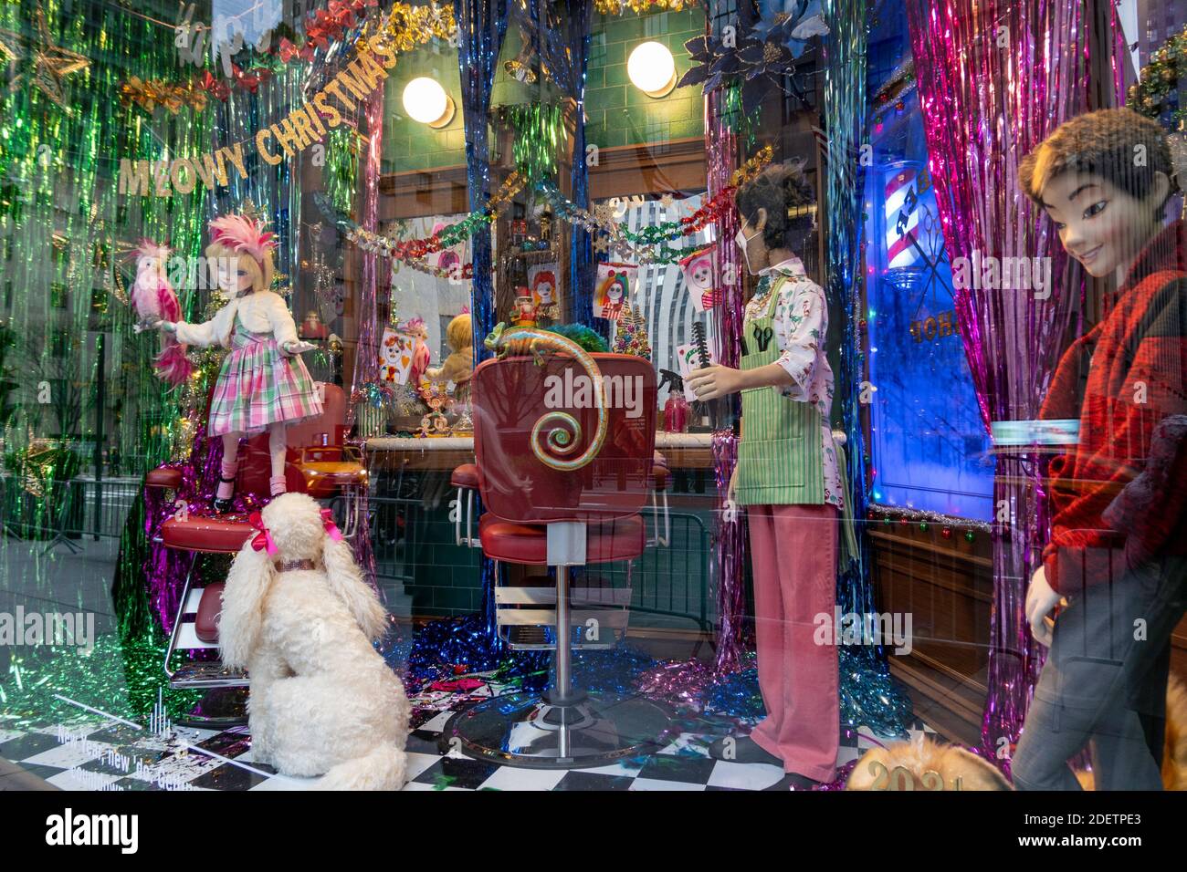 Il negozio più importante di Saks Fifth Avenue mostra le finestre natalizie di New York "The Way we Celebrate", USA Foto Stock