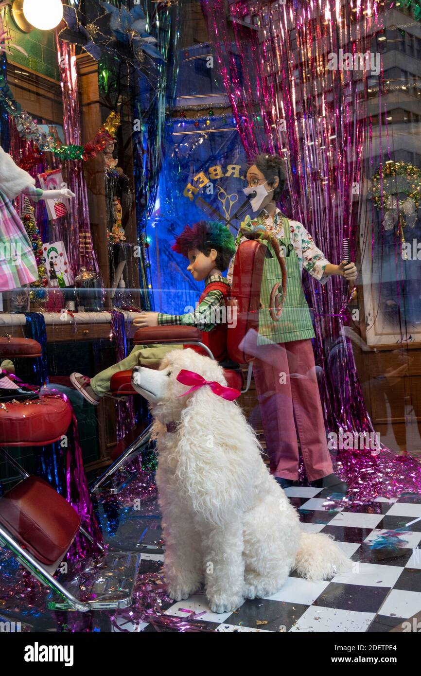 Il negozio più importante di Saks Fifth Avenue mostra le finestre natalizie di New York "The Way we Celebrate", USA Foto Stock