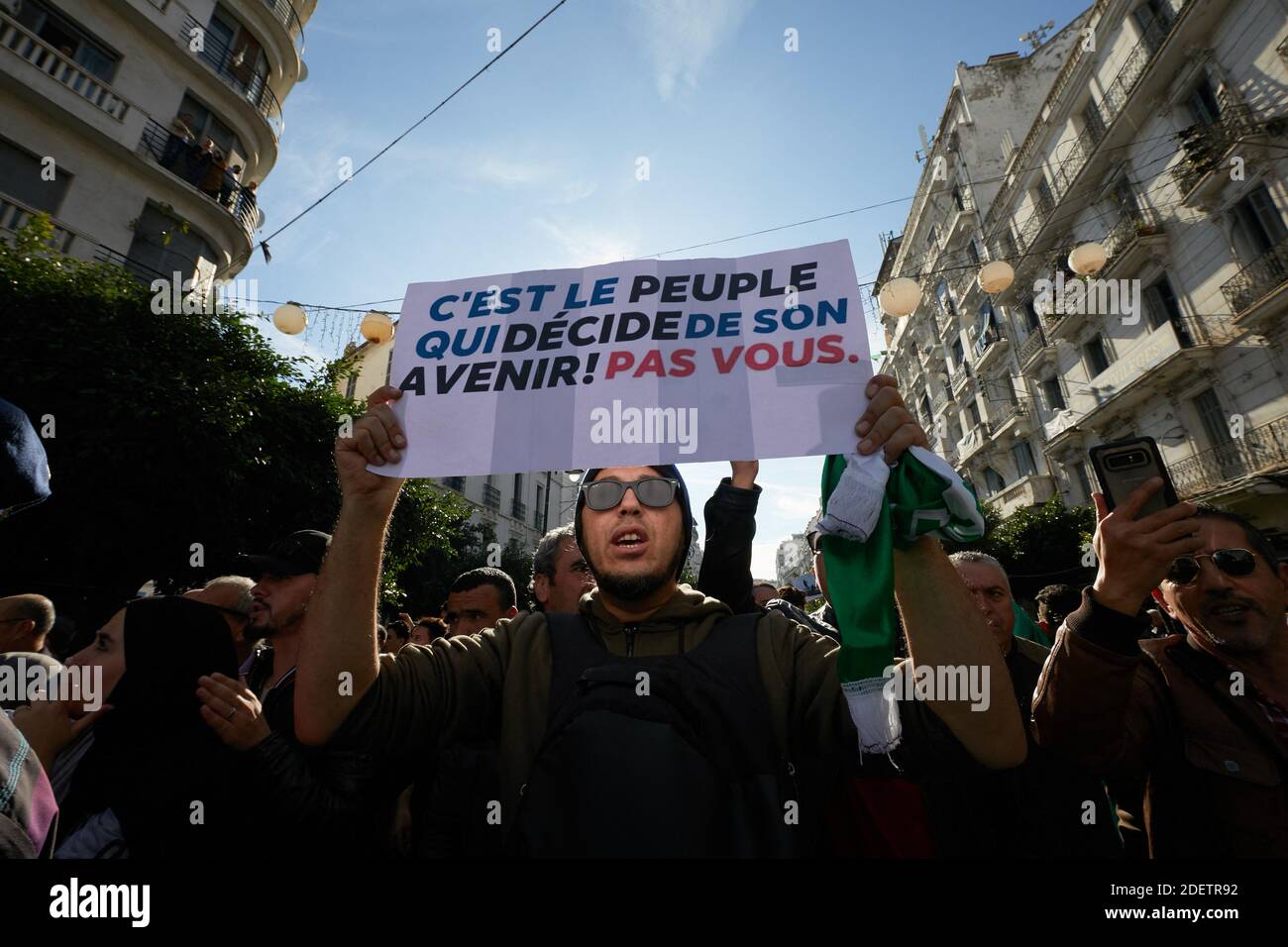 Manifestanti algerini durante una manifestazione anti-governo nella capitale Algeri il 10 dicembre 2019, prima del voto presidenziale previsto per il 12 dicembre. La controversa campagna elettorale presidenziale algerina sta mettendo in evidenza il grande divario tra i giovani al centro di un movimento riformista di protesta e un'élite che invecchiano vedono aggrapparsi al potere. Il sondaggio vedrà cinque candidati, tutti legati all'ex presidente Abdelaziz Bouteflika, gareggiare per il top Office. Ma i manifestanti, la cui mobilitazione di massa ha costretto l’ex uomo forte a dimettersi dal suo mandato di due decenni ad aprile, si sono alleati settimanalmente a. Foto Stock