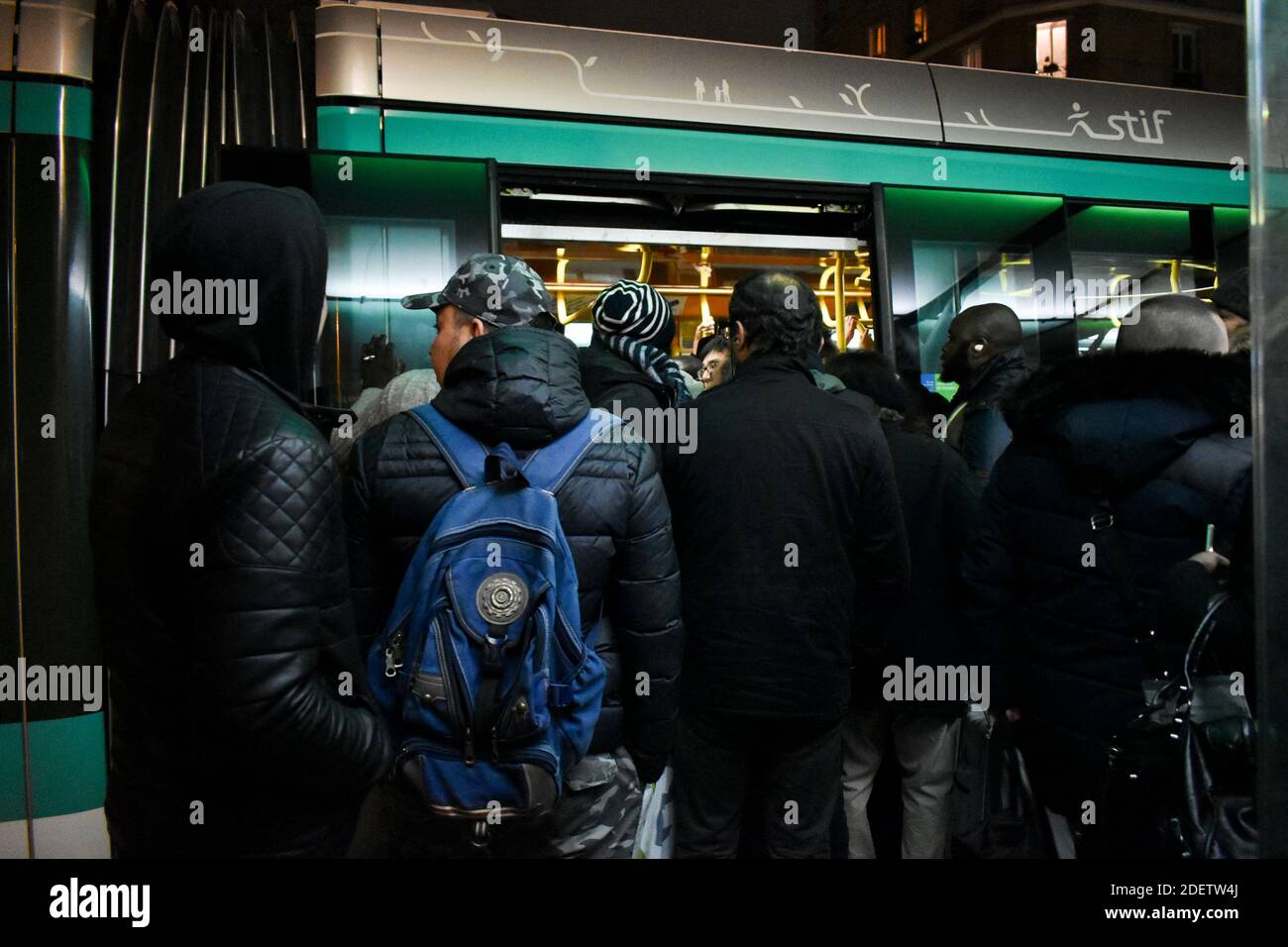 I pendolari cercano di prendere un tram a Parigi, in Francia, il 16 dicembre 2019, durante uno sciopero dell'operatore di trasporti pubblici di Parigi RATP e dei dipendenti della compagnia ferroviaria statale francese SNCF sul piano del governo francese di rivedere il sistema pensionistico del paese. A Parigi, i trasporti pubblici sono rimasti a breve distanza, con solo due delle 16 linee della metropolitana in funzione e la maggior parte dei servizi ferroviari nazionali annullati. I sindacati hanno annunciato un terzo giorno di proteste di massa per dicembre 17, che dovrebbe portare decine di migliaia di persone in piazza. Foto di Magali Cohen/ABACAPRESS.COM Foto Stock