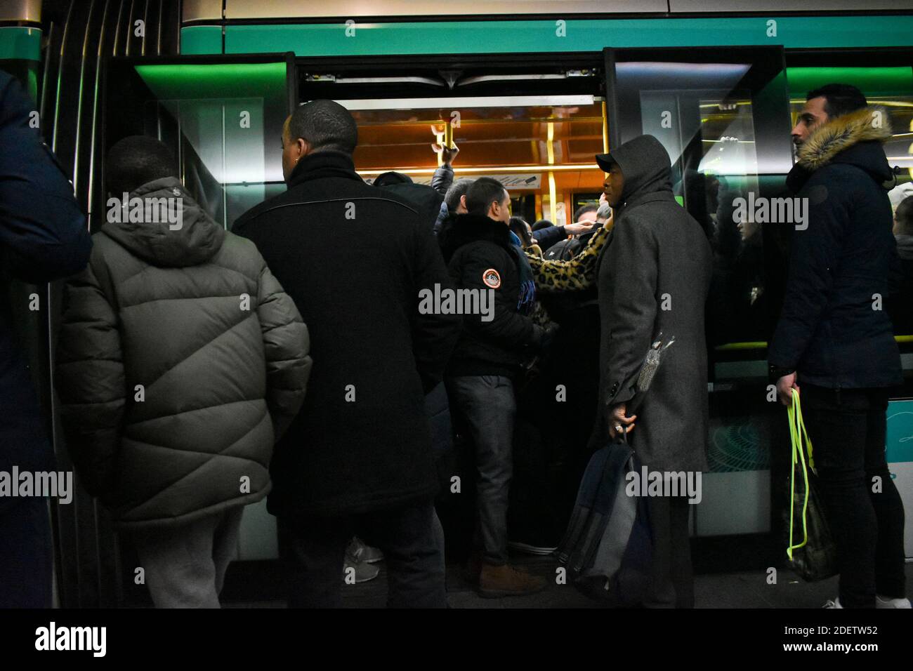 I pendolari cercano di prendere un tram a Parigi, in Francia, il 16 dicembre 2019, durante uno sciopero dell'operatore di trasporti pubblici di Parigi RATP e dei dipendenti della compagnia ferroviaria statale francese SNCF sul piano del governo francese di rivedere il sistema pensionistico del paese. A Parigi, i trasporti pubblici sono rimasti a breve distanza, con solo due delle 16 linee della metropolitana in funzione e la maggior parte dei servizi ferroviari nazionali annullati. I sindacati hanno annunciato un terzo giorno di proteste di massa per dicembre 17, che dovrebbe portare decine di migliaia di persone in piazza. Foto di Magali Cohen/ABACAPRESS.COM Foto Stock