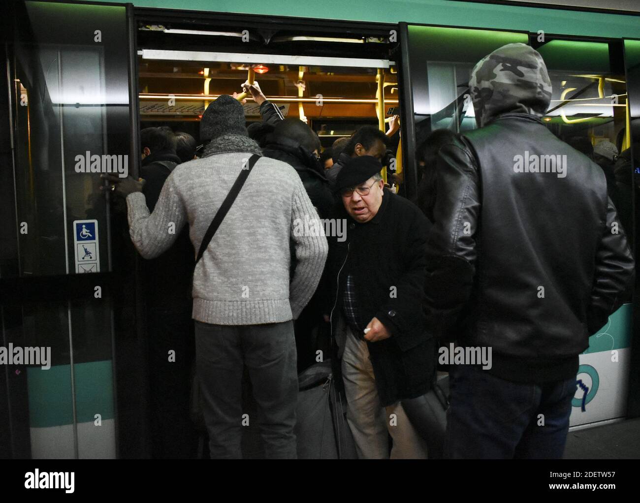 I pendolari cercano di prendere un tram a Parigi, in Francia, il 16 dicembre 2019, durante uno sciopero dell'operatore di trasporti pubblici di Parigi RATP e dei dipendenti della compagnia ferroviaria statale francese SNCF sul piano del governo francese di rivedere il sistema pensionistico del paese. A Parigi, i trasporti pubblici sono rimasti a breve distanza, con solo due delle 16 linee della metropolitana in funzione e la maggior parte dei servizi ferroviari nazionali annullati. I sindacati hanno annunciato un terzo giorno di proteste di massa per dicembre 17, che dovrebbe portare decine di migliaia di persone in piazza. Foto di Magali Cohen/ABACAPRESS.COM Foto Stock