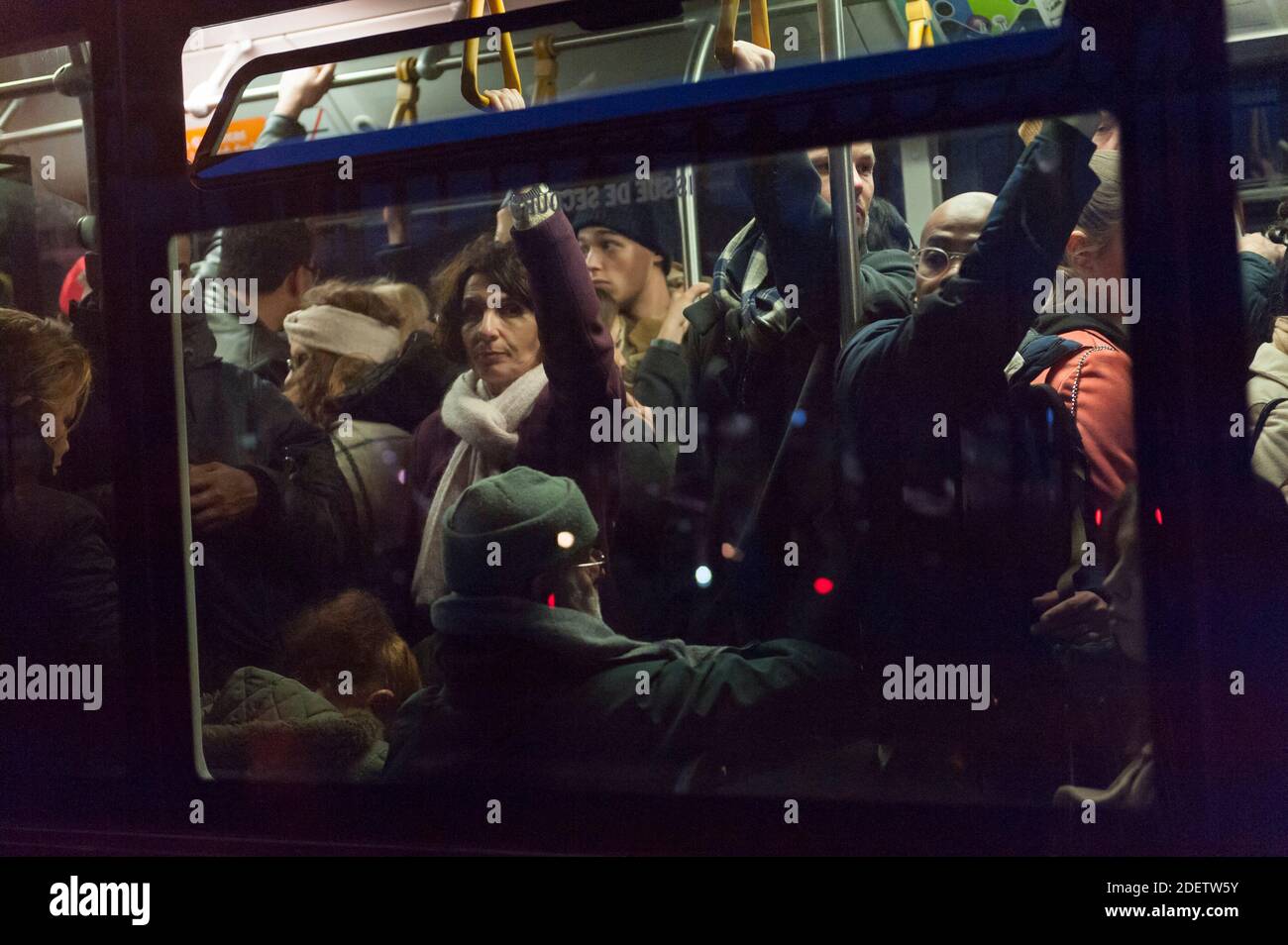 I pendolari cercano di salire su un autobus a Parigi, in Francia, il 16 dicembre 2019, durante uno sciopero dell'operatore di trasporti pubblici di Parigi RATP e dei dipendenti della compagnia ferroviaria statale francese SNCF sul piano del governo francese di rivedere il sistema pensionistico del paese. A Parigi, i trasporti pubblici sono rimasti a breve distanza, con solo due delle 16 linee della metropolitana in funzione e la maggior parte dei servizi ferroviari nazionali annullati. I sindacati hanno annunciato un terzo giorno di proteste di massa per dicembre 17, che dovrebbe portare decine di migliaia di persone in piazza. Foto di Magali Cohen/ABACAPRESS.COM Foto Stock