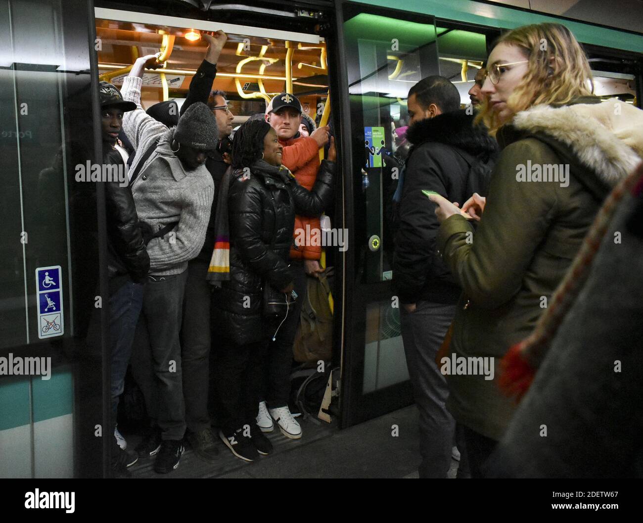 I pendolari cercano di prendere un tram a Parigi, in Francia, il 16 dicembre 2019, durante uno sciopero dell'operatore di trasporti pubblici di Parigi RATP e dei dipendenti della compagnia ferroviaria statale francese SNCF sul piano del governo francese di rivedere il sistema pensionistico del paese. A Parigi, i trasporti pubblici sono rimasti a breve distanza, con solo due delle 16 linee della metropolitana in funzione e la maggior parte dei servizi ferroviari nazionali annullati. I sindacati hanno annunciato un terzo giorno di proteste di massa per dicembre 17, che dovrebbe portare decine di migliaia di persone in piazza. Foto di Magali Cohen/ABACAPRESS.COM Foto Stock