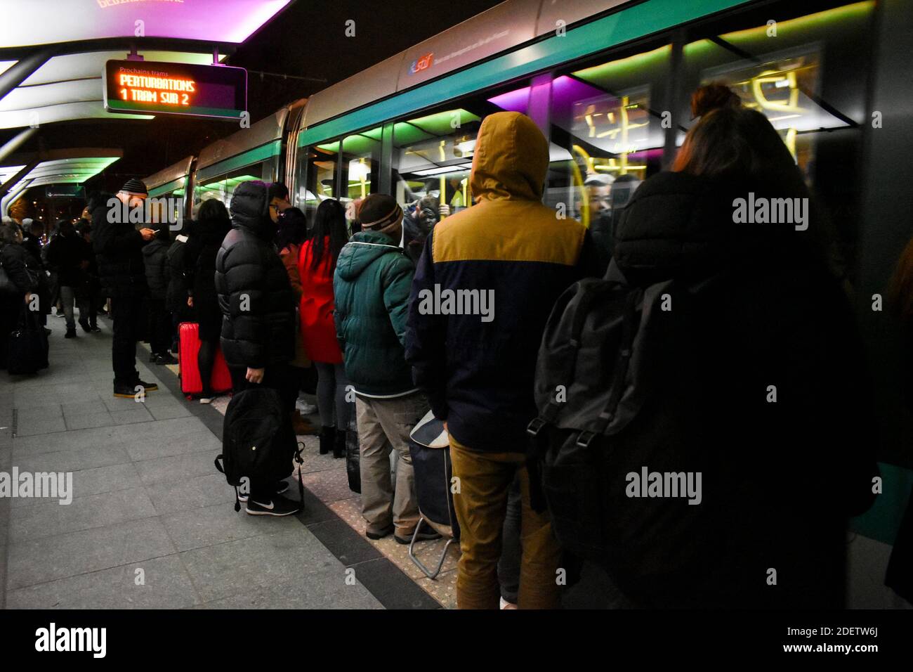 I pendolari cercano di prendere un tram a Parigi, in Francia, il 16 dicembre 2019, durante uno sciopero dell'operatore di trasporti pubblici di Parigi RATP e dei dipendenti della compagnia ferroviaria statale francese SNCF sul piano del governo francese di rivedere il sistema pensionistico del paese. A Parigi, i trasporti pubblici sono rimasti a breve distanza, con solo due delle 16 linee della metropolitana in funzione e la maggior parte dei servizi ferroviari nazionali annullati. I sindacati hanno annunciato un terzo giorno di proteste di massa per dicembre 17, che dovrebbe portare decine di migliaia di persone in piazza. Foto di Magali Cohen/ABACAPRESS.COM Foto Stock