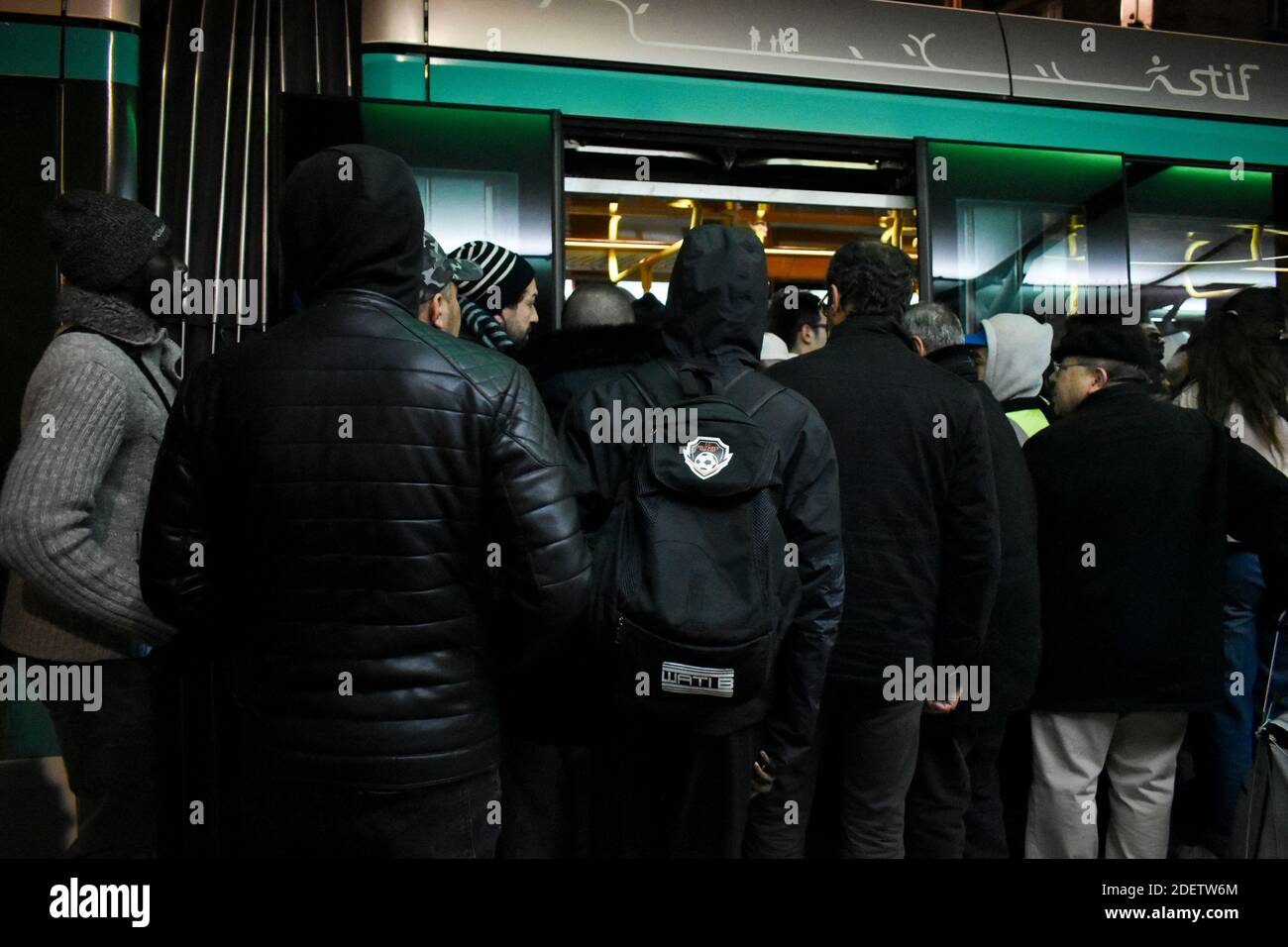 I pendolari cercano di prendere un tram a Parigi, in Francia, il 16 dicembre 2019, durante uno sciopero dell'operatore di trasporti pubblici di Parigi RATP e dei dipendenti della compagnia ferroviaria statale francese SNCF sul piano del governo francese di rivedere il sistema pensionistico del paese. A Parigi, i trasporti pubblici sono rimasti a breve distanza, con solo due delle 16 linee della metropolitana in funzione e la maggior parte dei servizi ferroviari nazionali annullati. I sindacati hanno annunciato un terzo giorno di proteste di massa per dicembre 17, che dovrebbe portare decine di migliaia di persone in piazza. Foto di Magali Cohen/ABACAPRESS.COM Foto Stock