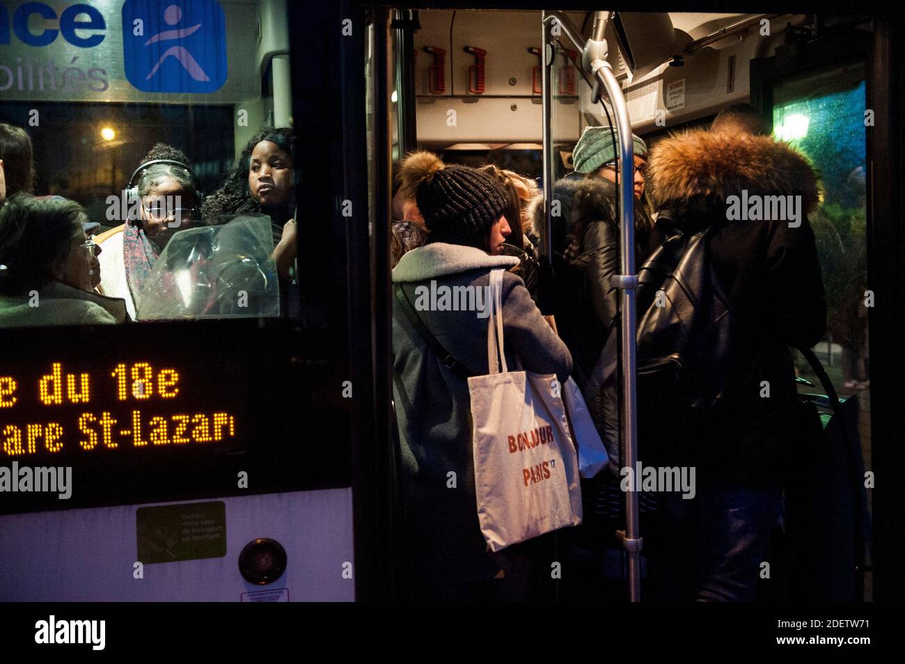 I pendolari cercano di salire su un autobus a Parigi, in Francia, il 16 dicembre 2019, durante uno sciopero dell'operatore di trasporti pubblici di Parigi RATP e dei dipendenti della compagnia ferroviaria statale francese SNCF sul piano del governo francese di rivedere il sistema pensionistico del paese. A Parigi, i trasporti pubblici sono rimasti a breve distanza, con solo due delle 16 linee della metropolitana in funzione e la maggior parte dei servizi ferroviari nazionali annullati. I sindacati hanno annunciato un terzo giorno di proteste di massa per dicembre 17, che dovrebbe portare decine di migliaia di persone in piazza. Foto di Magali Cohen/ABACAPRESS.COM Foto Stock