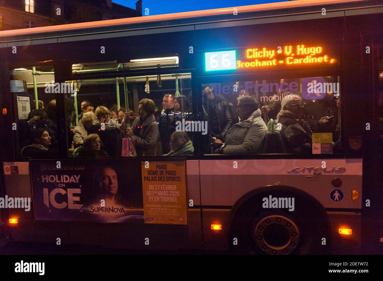 I pendolari cercano di salire su un autobus a Parigi, in Francia, il 16 dicembre 2019, durante uno sciopero dell'operatore di trasporti pubblici di Parigi RATP e dei dipendenti della compagnia ferroviaria statale francese SNCF sul piano del governo francese di rivedere il sistema pensionistico del paese. A Parigi, i trasporti pubblici sono rimasti a breve distanza, con solo due delle 16 linee della metropolitana in funzione e la maggior parte dei servizi ferroviari nazionali annullati. I sindacati hanno annunciato un terzo giorno di proteste di massa per dicembre 17, che dovrebbe portare decine di migliaia di persone in piazza. Foto di Magali Cohen/ABACAPRESS.COM Foto Stock