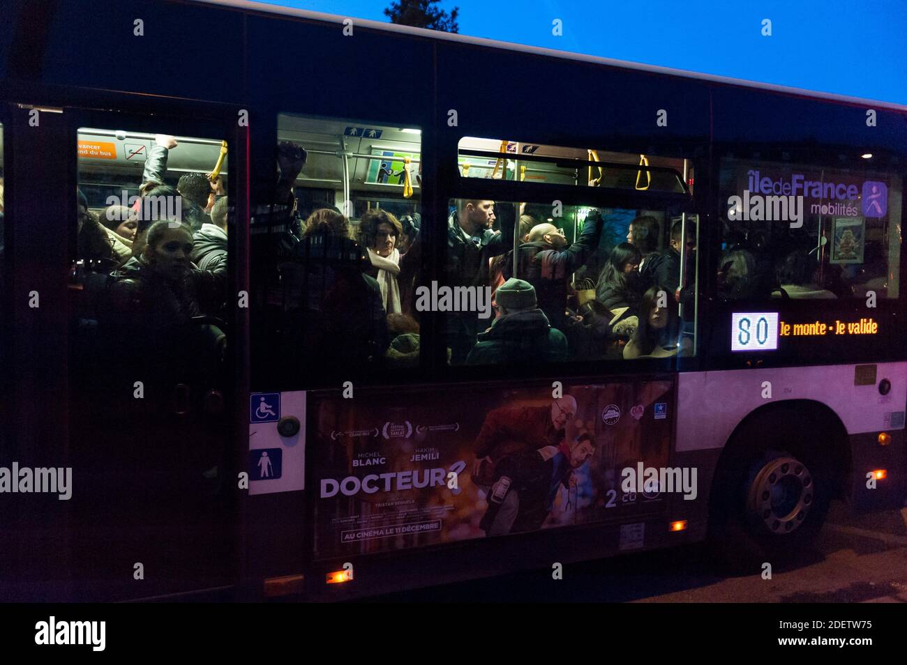 I pendolari cercano di salire su un autobus a Parigi, in Francia, il 16 dicembre 2019, durante uno sciopero dell'operatore di trasporti pubblici di Parigi RATP e dei dipendenti della compagnia ferroviaria statale francese SNCF sul piano del governo francese di rivedere il sistema pensionistico del paese. A Parigi, i trasporti pubblici sono rimasti a breve distanza, con solo due delle 16 linee della metropolitana in funzione e la maggior parte dei servizi ferroviari nazionali annullati. I sindacati hanno annunciato un terzo giorno di proteste di massa per dicembre 17, che dovrebbe portare decine di migliaia di persone in piazza. Foto di Magali Cohen/ABACAPRESS.COM Foto Stock