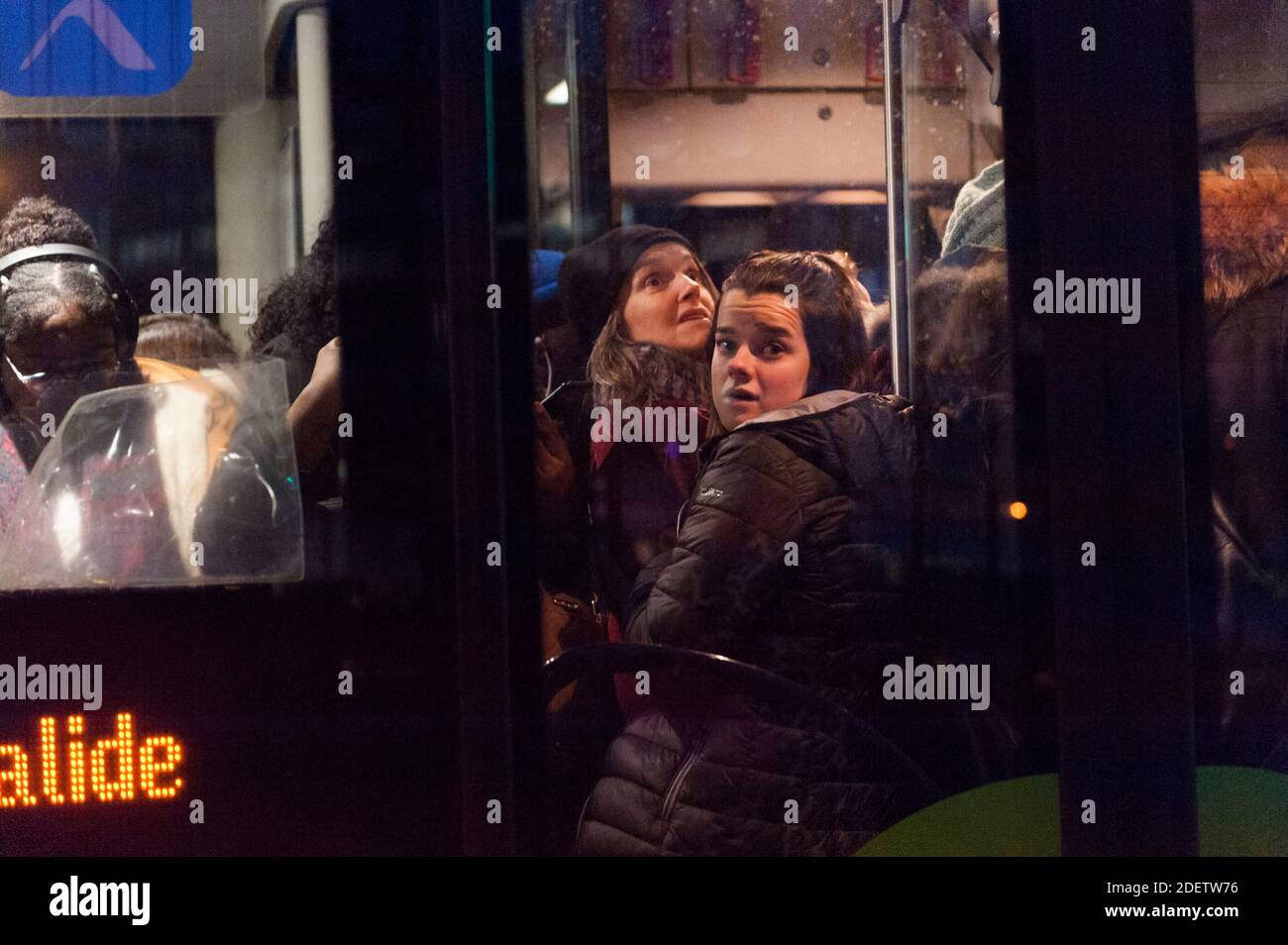 I pendolari cercano di salire su un autobus a Parigi, in Francia, il 16 dicembre 2019, durante uno sciopero dell'operatore di trasporti pubblici di Parigi RATP e dei dipendenti della compagnia ferroviaria statale francese SNCF sul piano del governo francese di rivedere il sistema pensionistico del paese. A Parigi, i trasporti pubblici sono rimasti a breve distanza, con solo due delle 16 linee della metropolitana in funzione e la maggior parte dei servizi ferroviari nazionali annullati. I sindacati hanno annunciato un terzo giorno di proteste di massa per dicembre 17, che dovrebbe portare decine di migliaia di persone in piazza. Foto di Magali Cohen/ABACAPRESS.COM Foto Stock