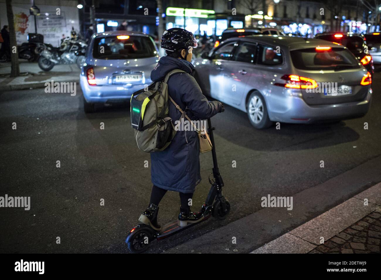 Persone in scooter durante uno sciopero dell'operatore di trasporti pubblici di Parigi RATP e dei dipendenti della compagnia ferroviaria statale francese SNCF sul piano del governo francese di rivedere il sistema pensionistico del paese a Parigi il 16 dicembre 2019. Foto di Eliot Blondt/ABACAPRESS.COM Foto Stock