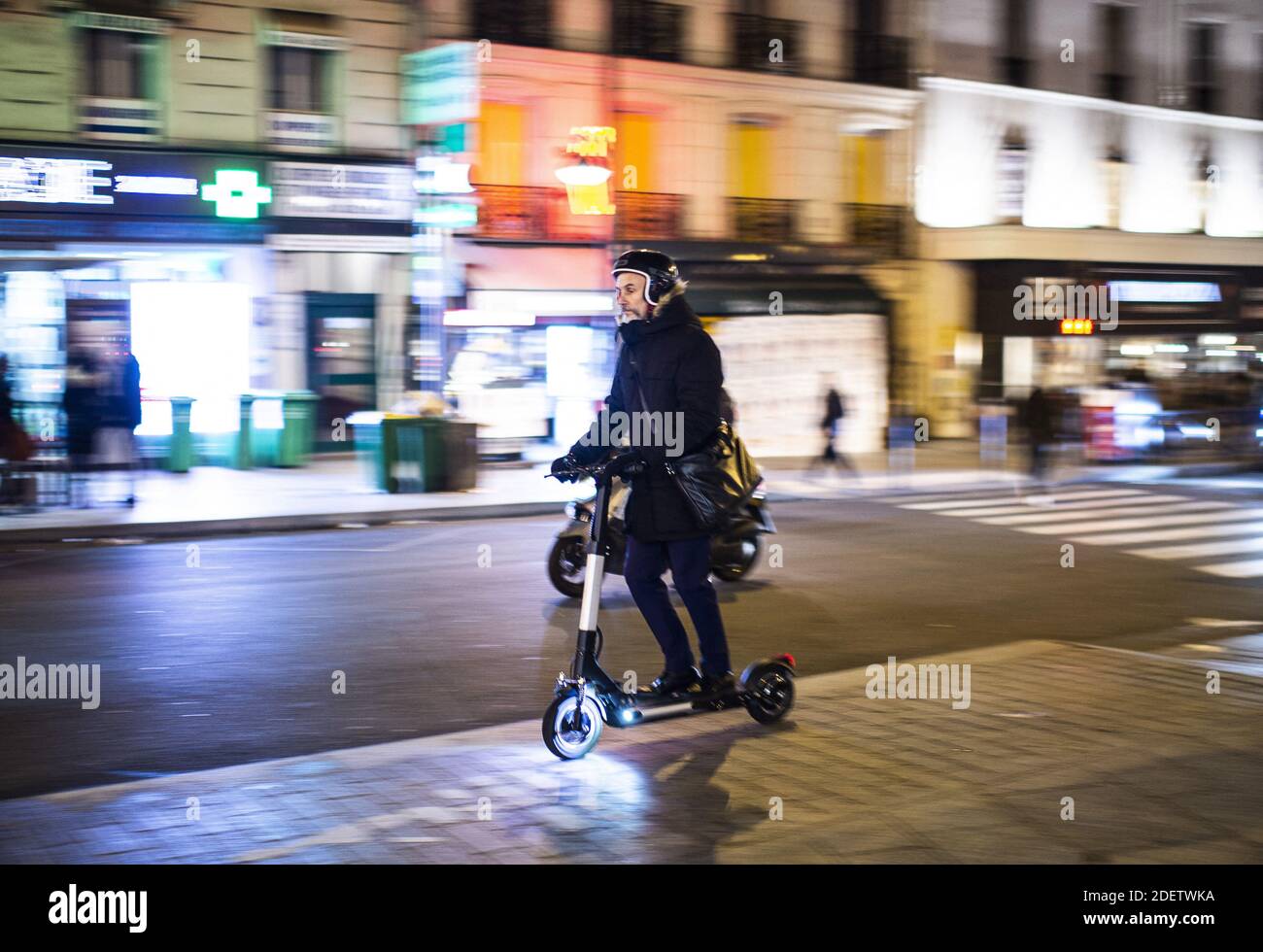 Persone in scooter durante uno sciopero dell'operatore di trasporti pubblici di Parigi RATP e dei dipendenti della compagnia ferroviaria statale francese SNCF sul piano del governo francese di rivedere il sistema pensionistico del paese a Parigi il 16 dicembre 2019. Foto di Eliot Blondt/ABACAPRESS.COM Foto Stock