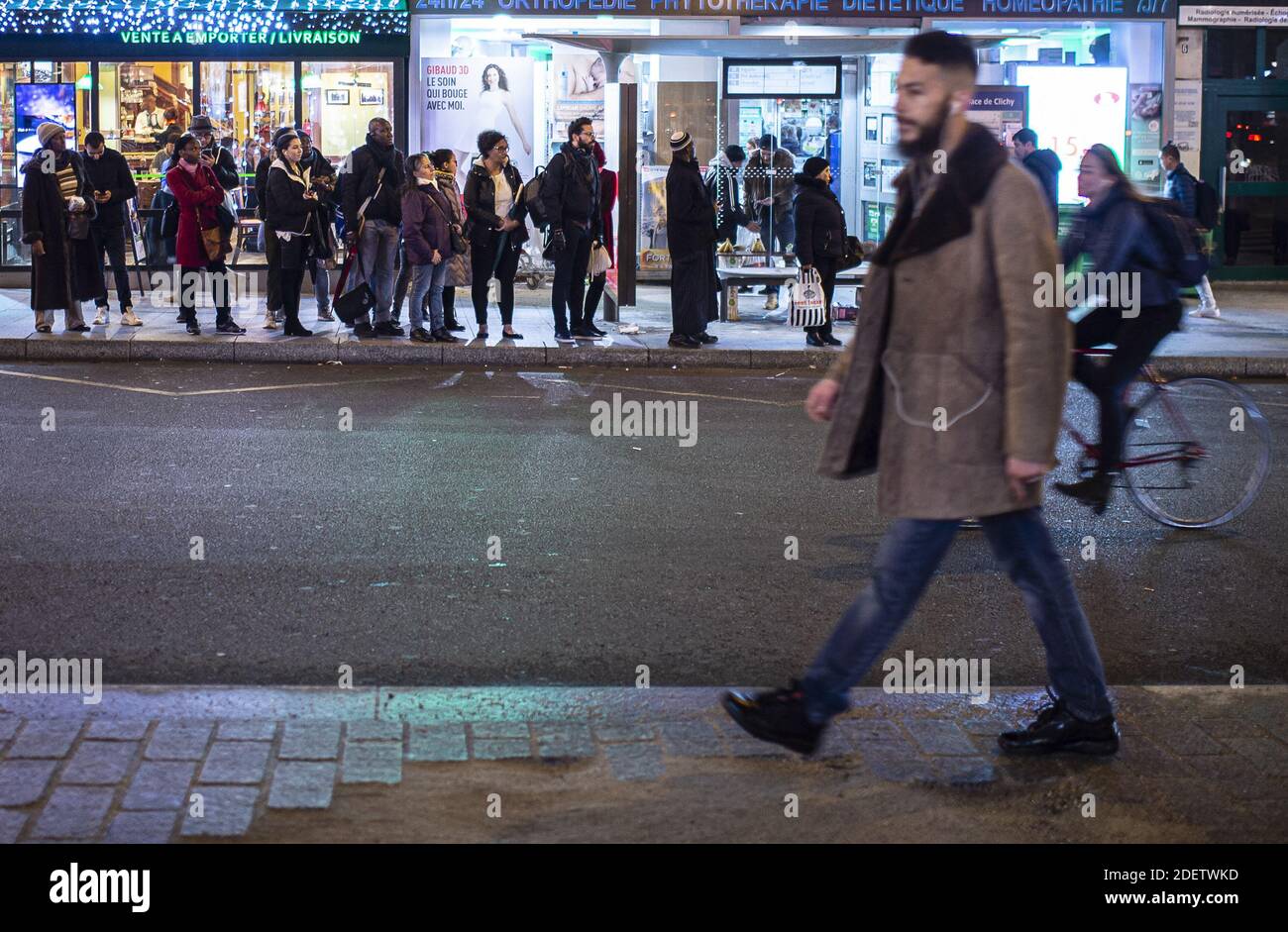 L'illustrazione durante uno sciopero dell'operatore di trasporti pubblici di Parigi RATP e dei dipendenti della compagnia ferroviaria statale francese SNCF sul piano del governo francese di rivedere il sistema pensionistico del paese a Parigi il 16 dicembre 2019. Foto di Eliot Blondt/ABACAPRESS.COM Foto Stock