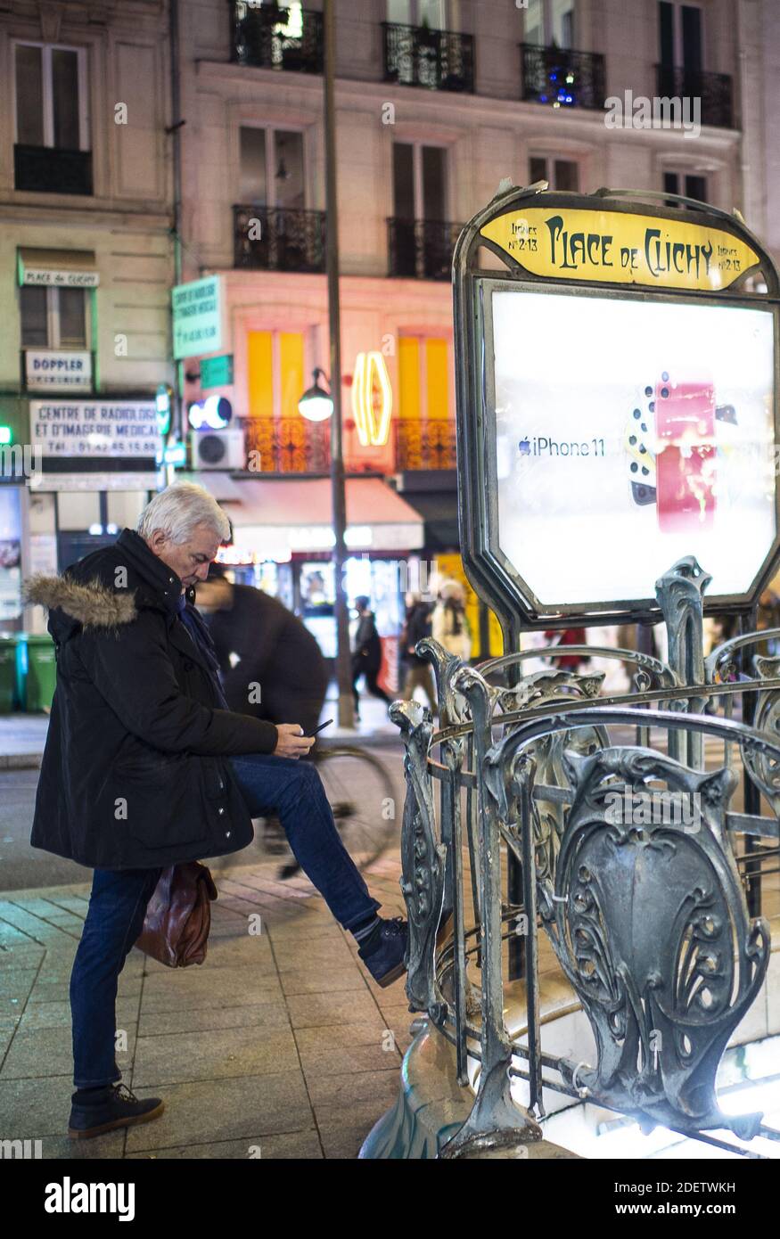 L'illustrazione durante uno sciopero dell'operatore di trasporti pubblici di Parigi RATP e dei dipendenti della compagnia ferroviaria statale francese SNCF sul piano del governo francese di rivedere il sistema pensionistico del paese a Parigi il 16 dicembre 2019. Foto di Eliot Blondt/ABACAPRESS.COM Foto Stock